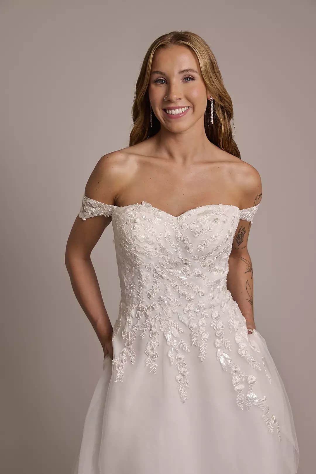 Vestido de novia de corte A con aplicaciones y hombros descubiertos, BLANCO SUAVE, hi-res