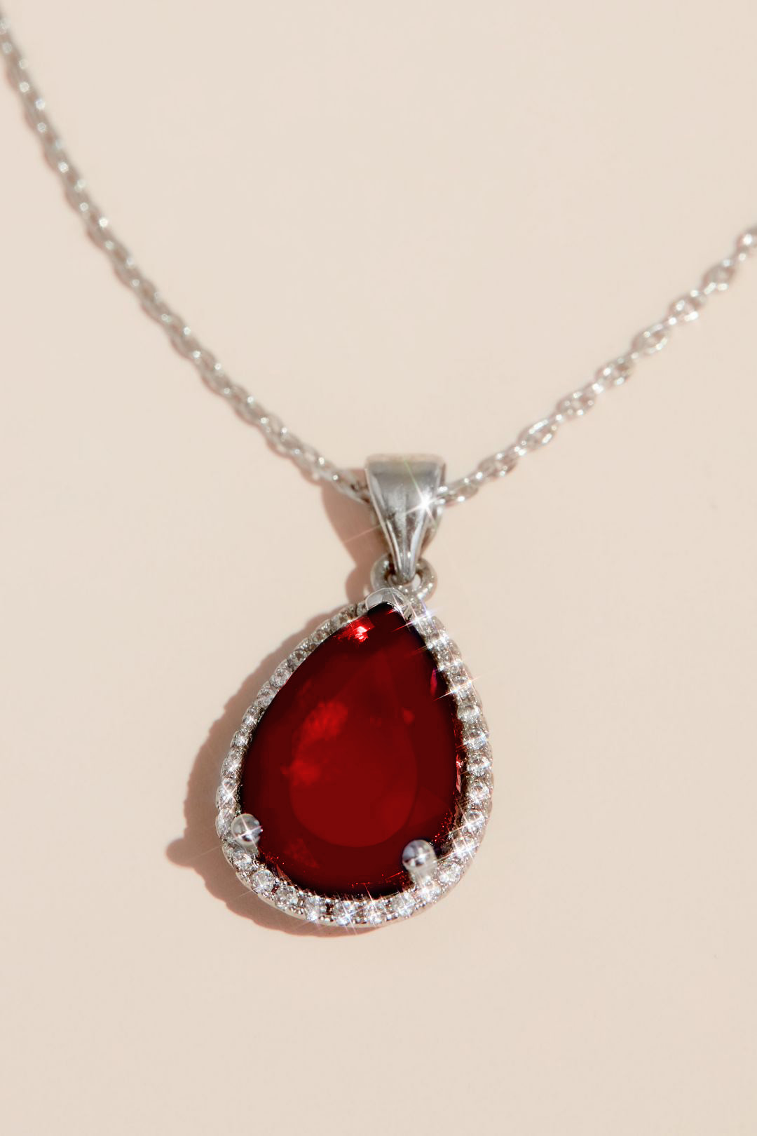 Collar con cristal rojo en forma de gota, RUBÍ, hi-res