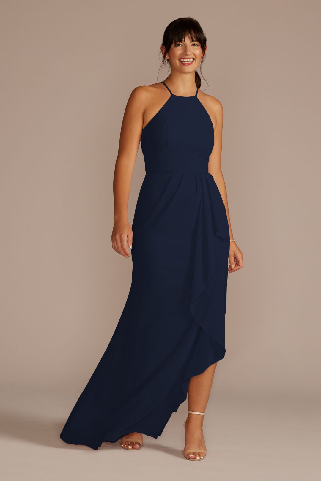 Vestido de dama con escote halter con tirantes y falda tipo casacada