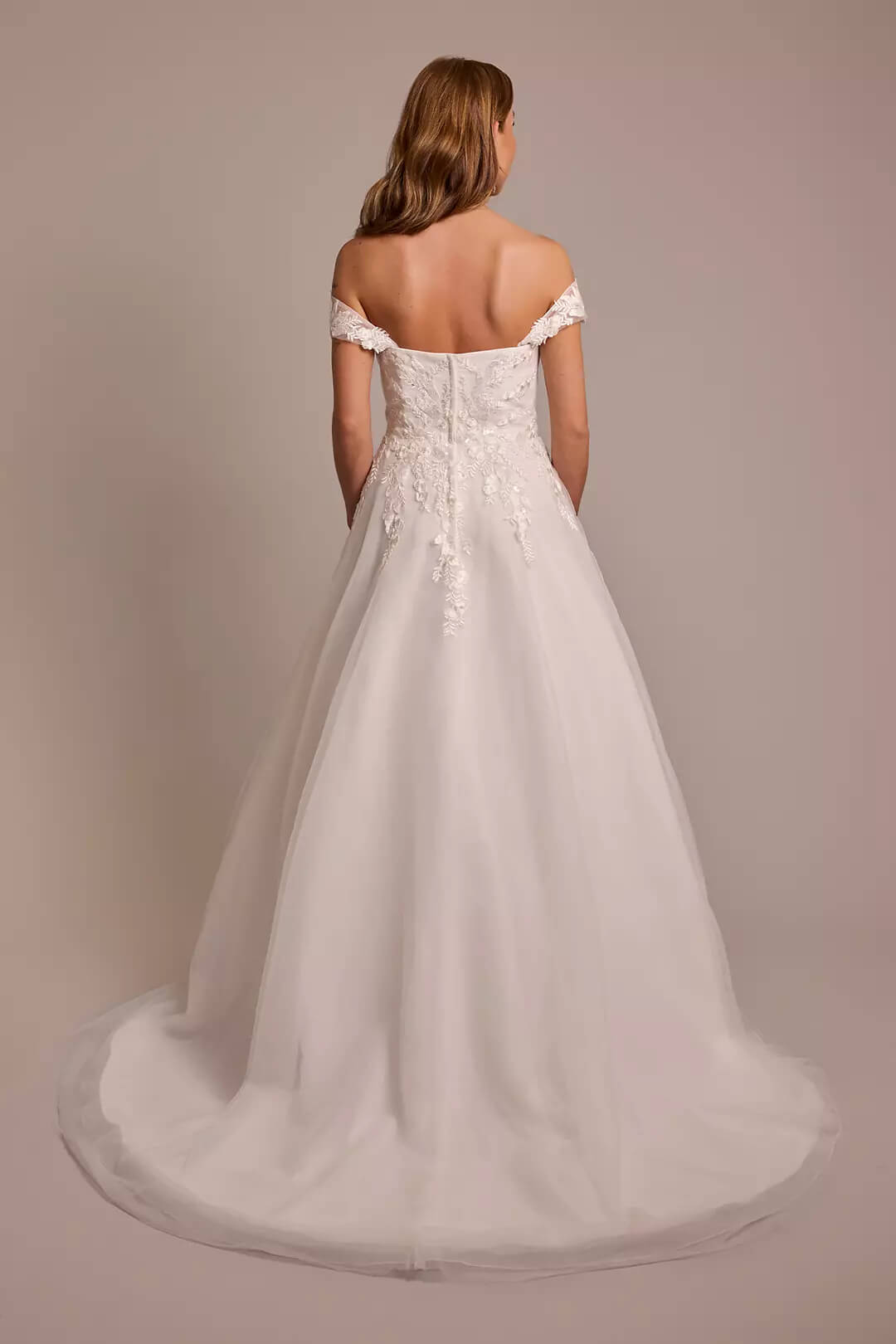Vestido de novia de corte A con aplicaciones y hombros descubiertos, BLANCO SUAVE, hi-res