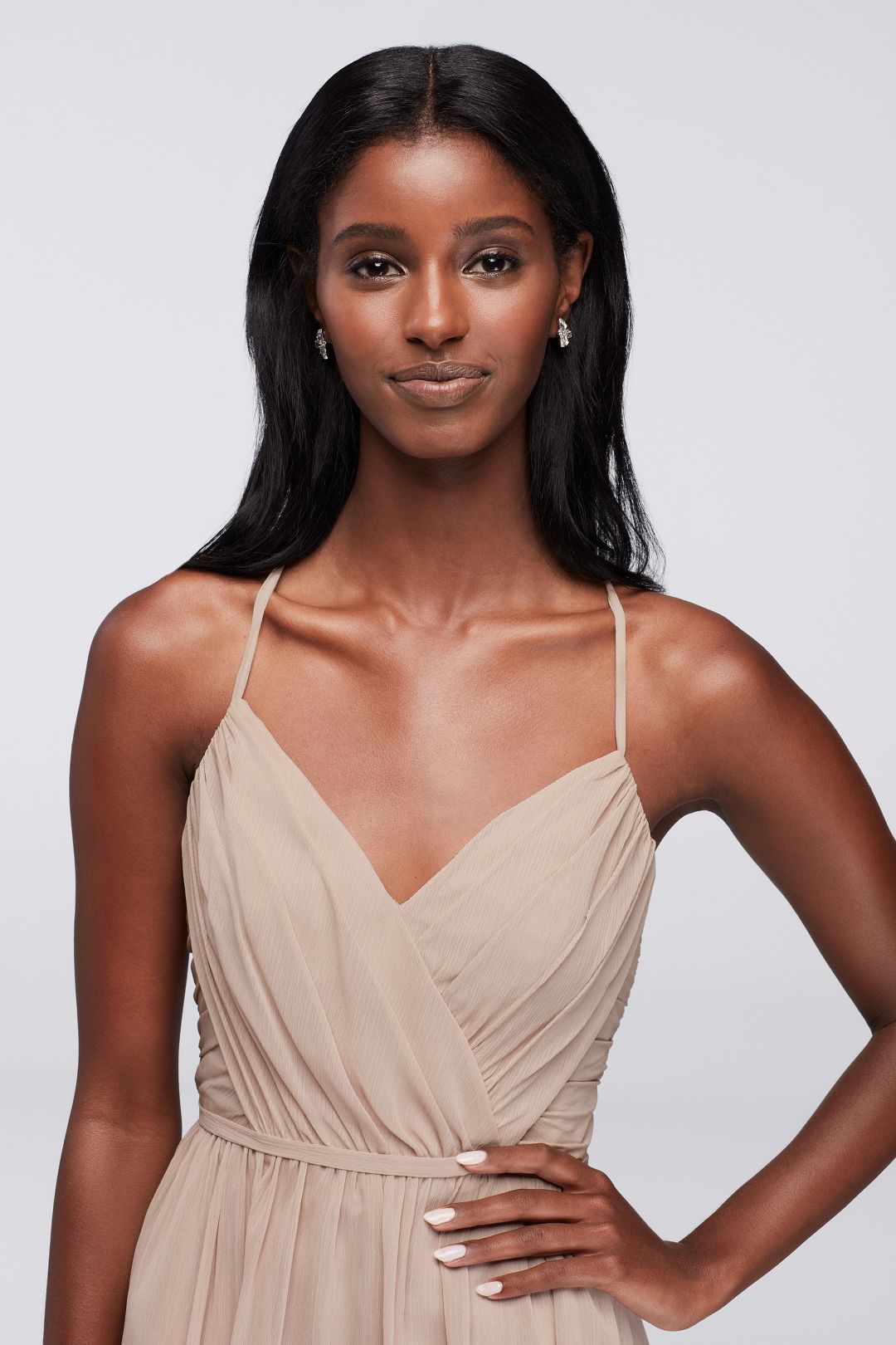 Vestido de dama corto con espalda de tirantes y plisado en torso, VINO, hi-res