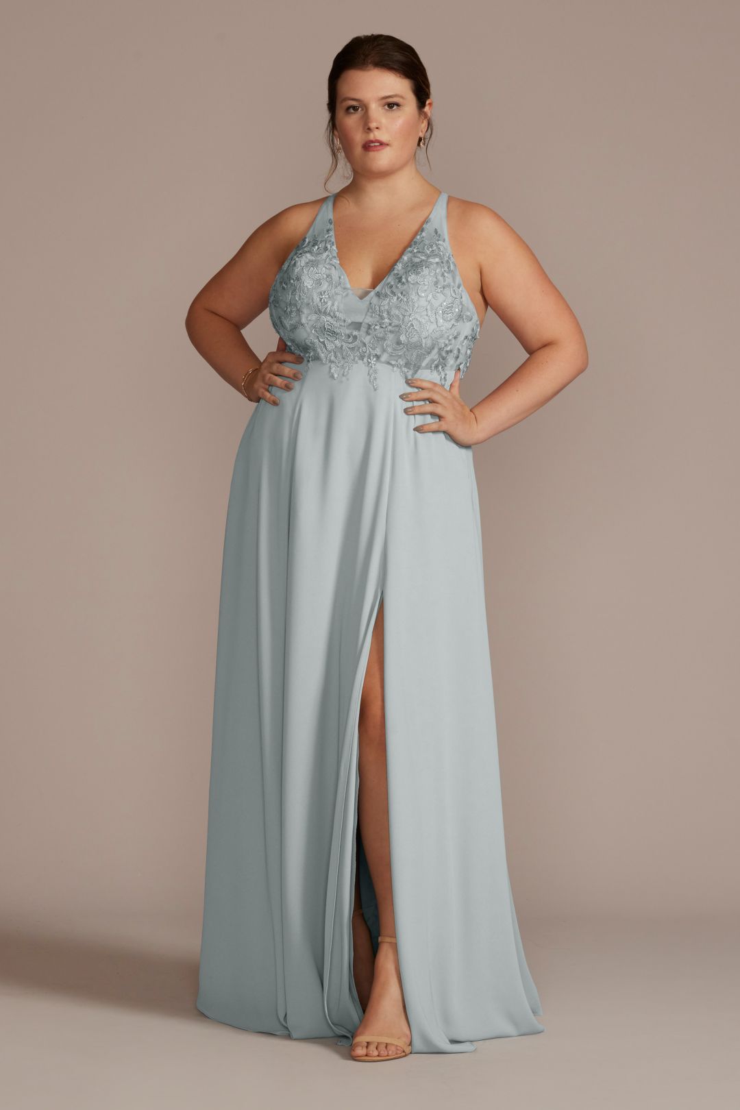 Vestido de dama con escote halter y aplicaciones de encaje, CANELA, hi-res