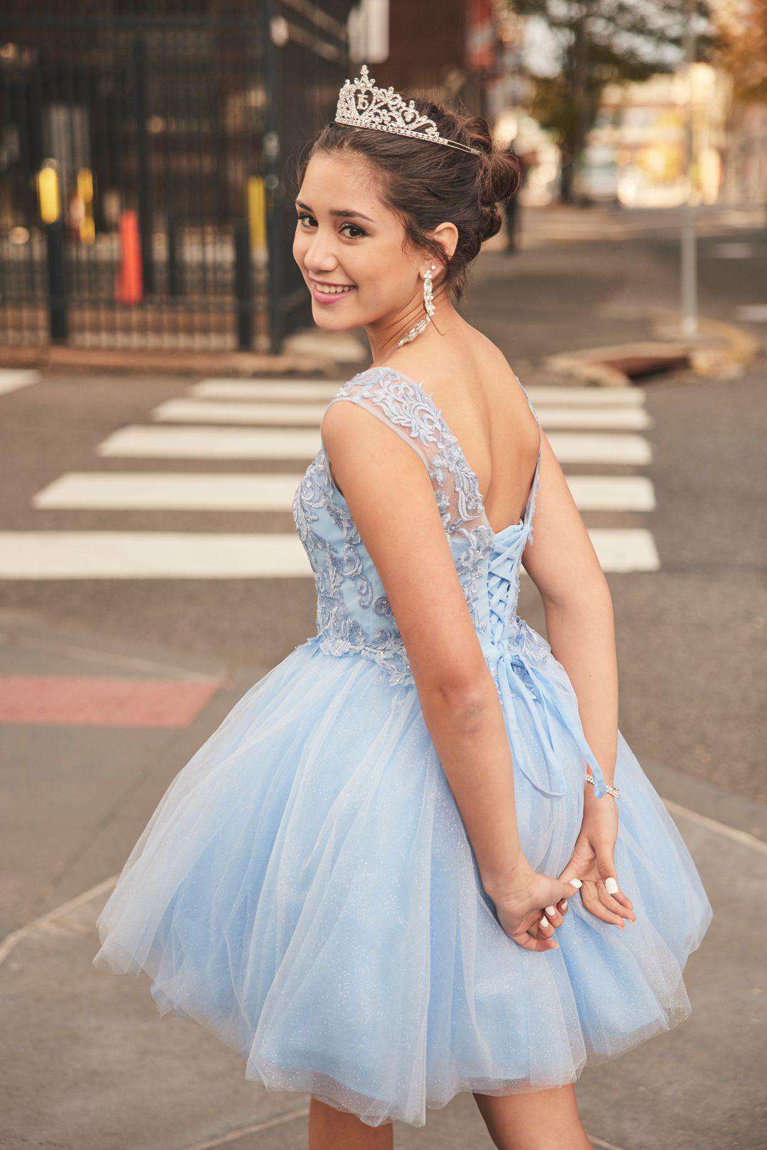 Vestido de quinceañera azul con corset y falda desmontable