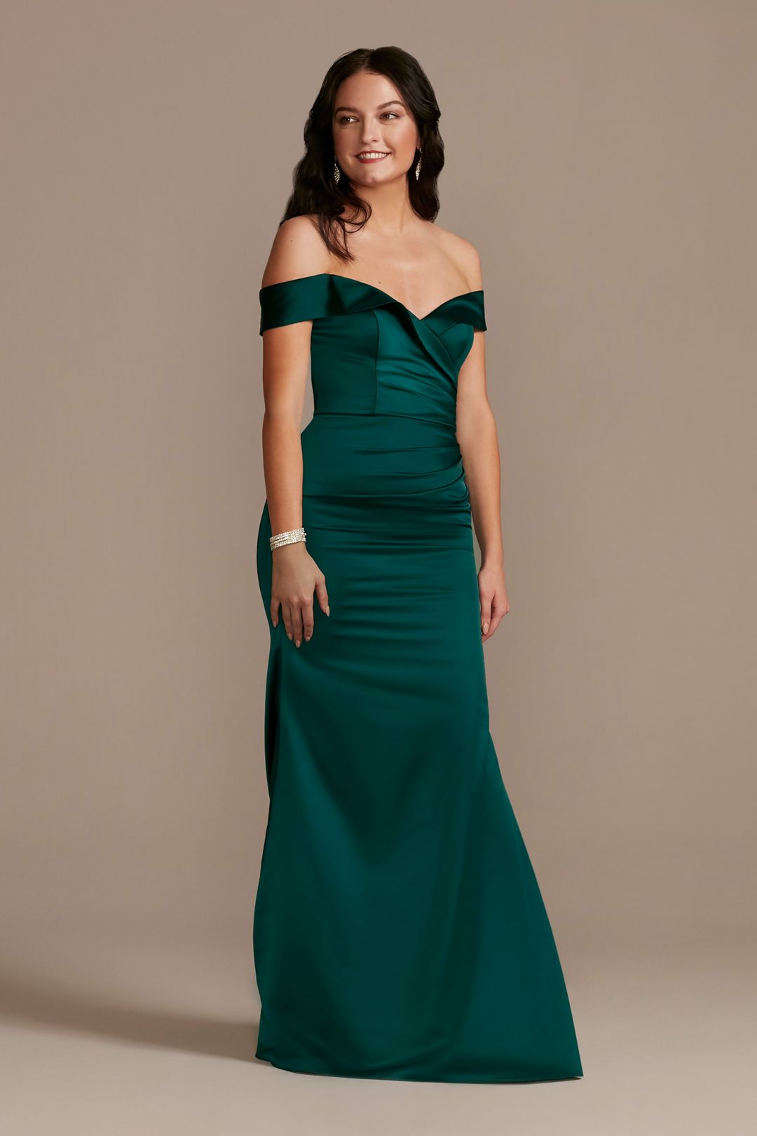 Vestido de dama sirena en satín con hombros caídos, GEMA, hi-res