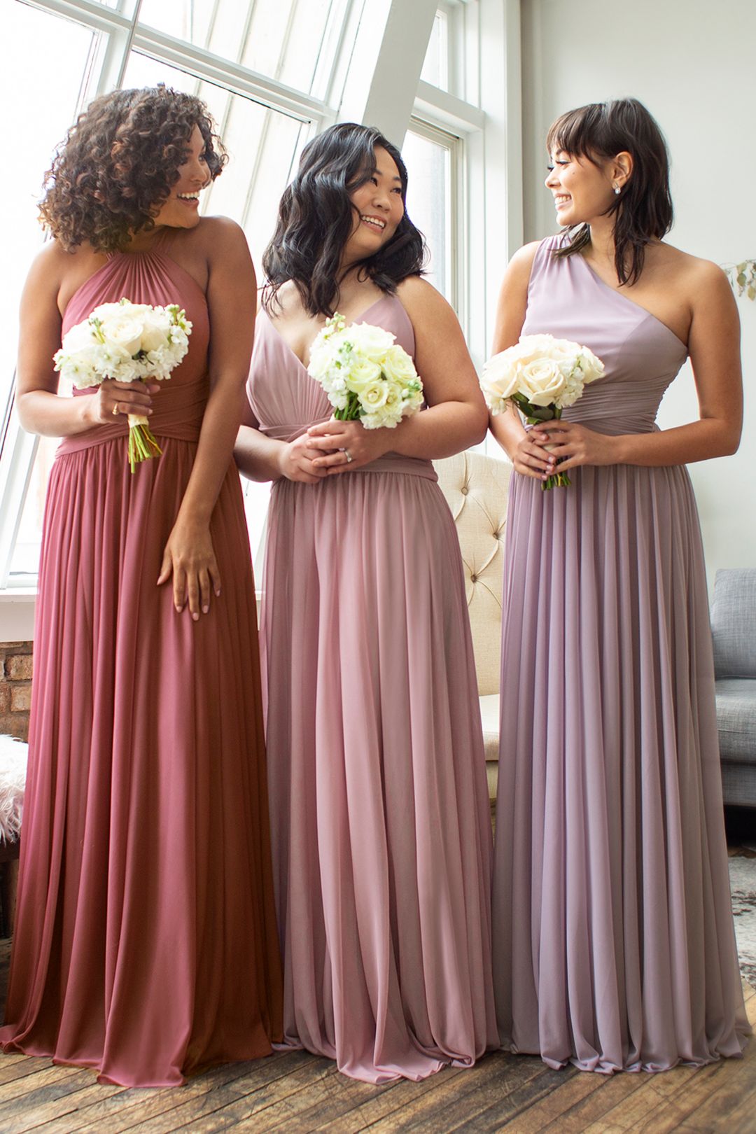 Vestido de dama con drapeado en cintura y escote en V, VINO, hi-res
