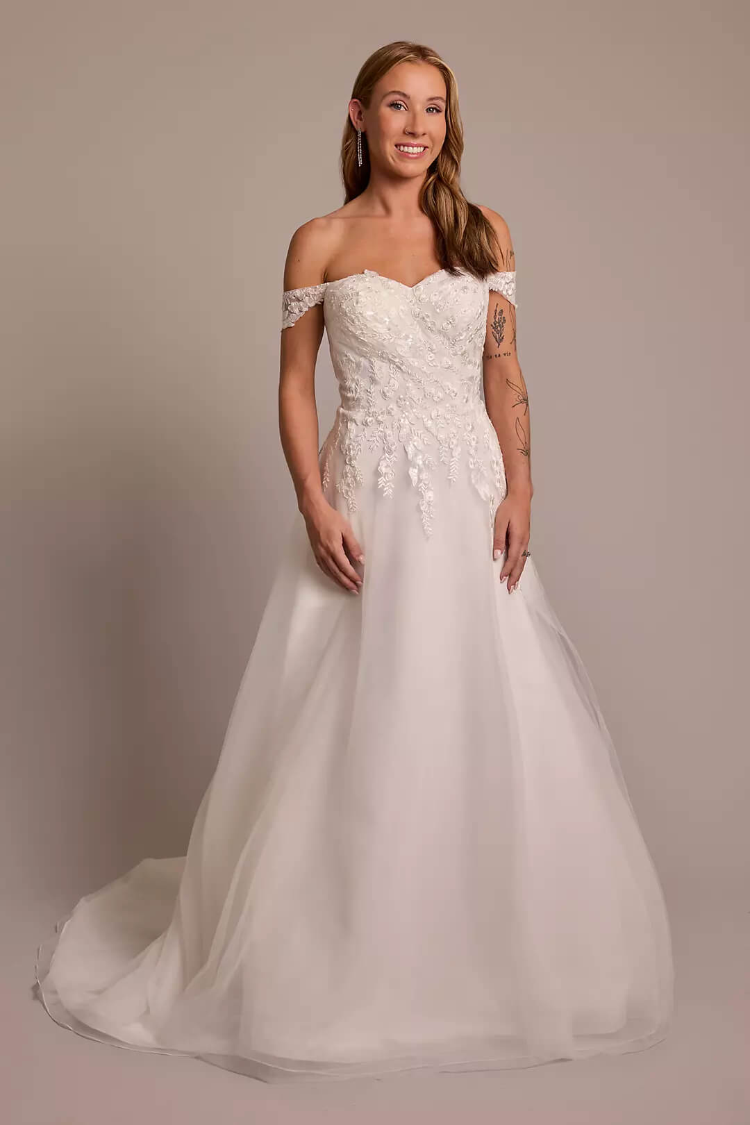Vestido de novia de corte A con aplicaciones y hombros descubiertos, BLANCO SUAVE, hi-res