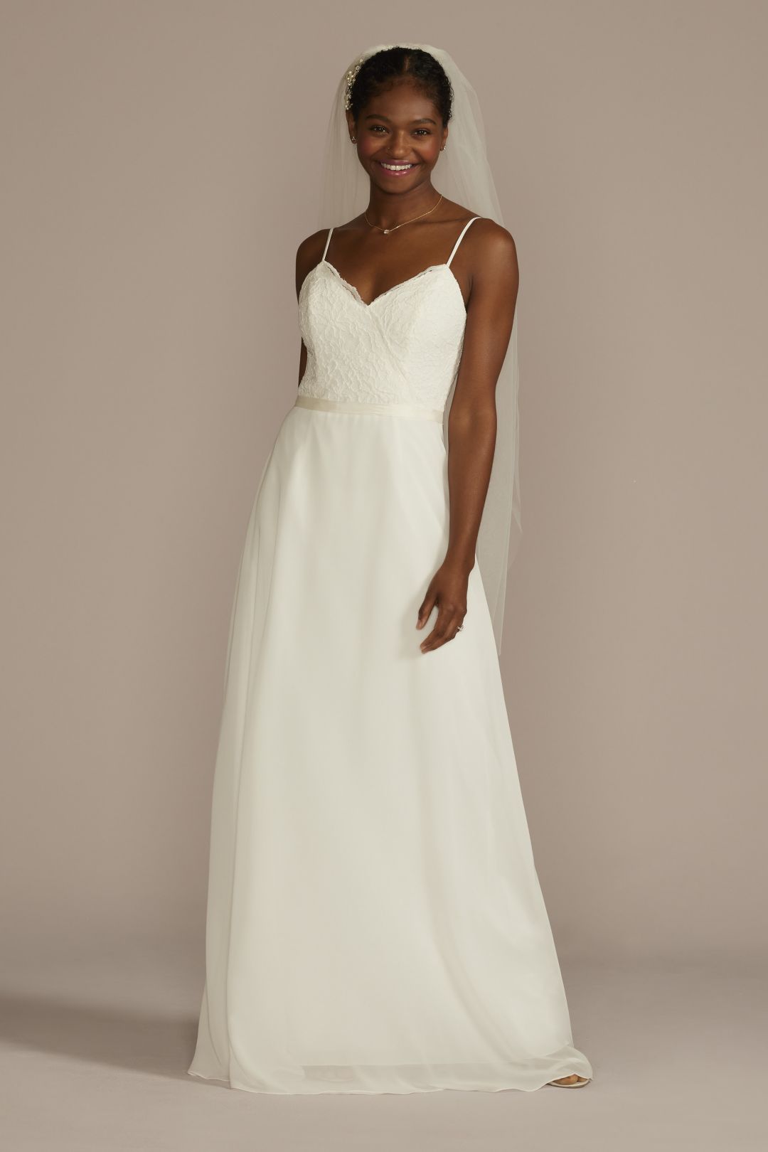 Vestido de novia recto con encaje y escote en V, BLANCO SUAVE, hi-res