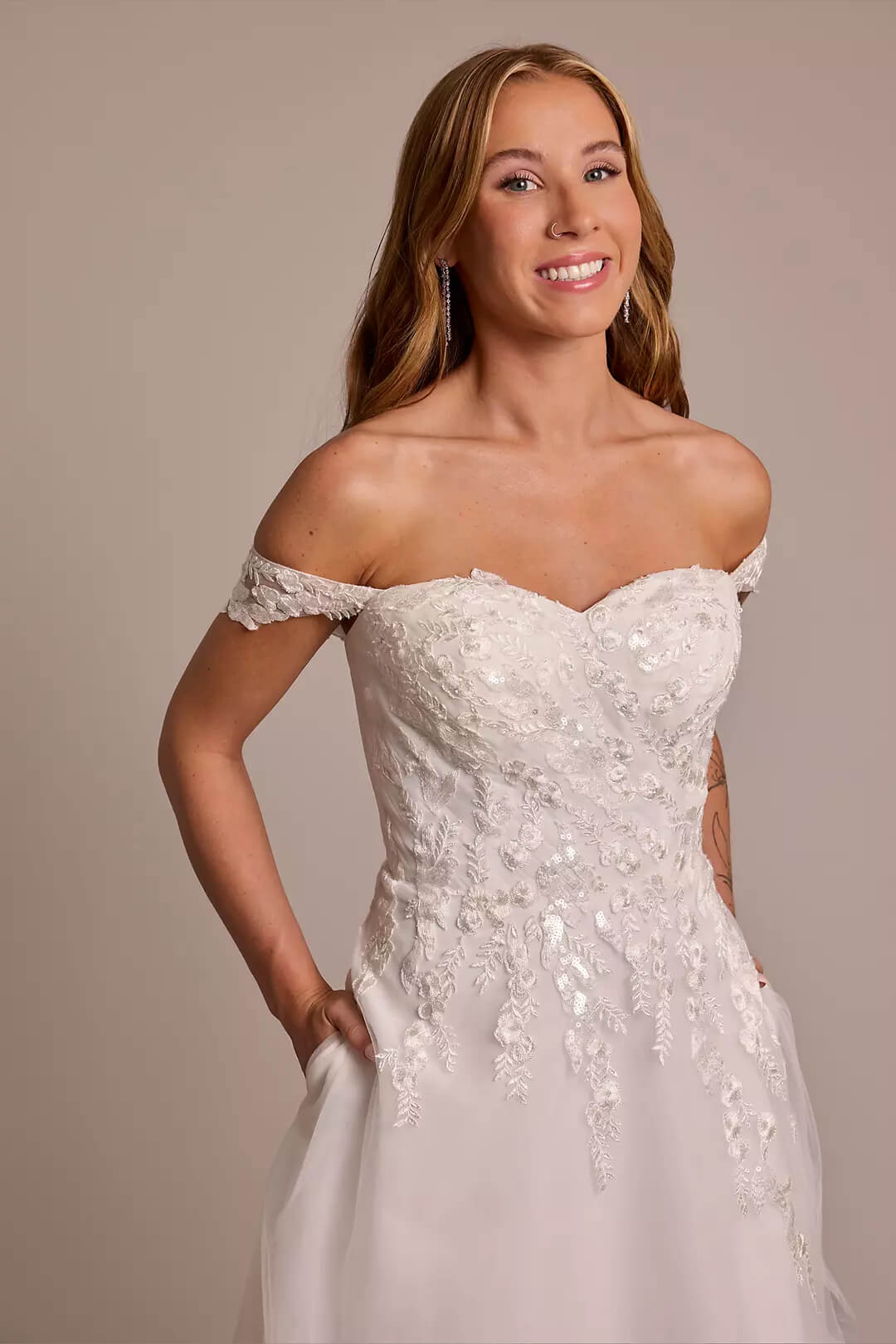 Vestido de novia de corte A con aplicaciones y hombros descubiertos, BLANCO SUAVE, hi-res