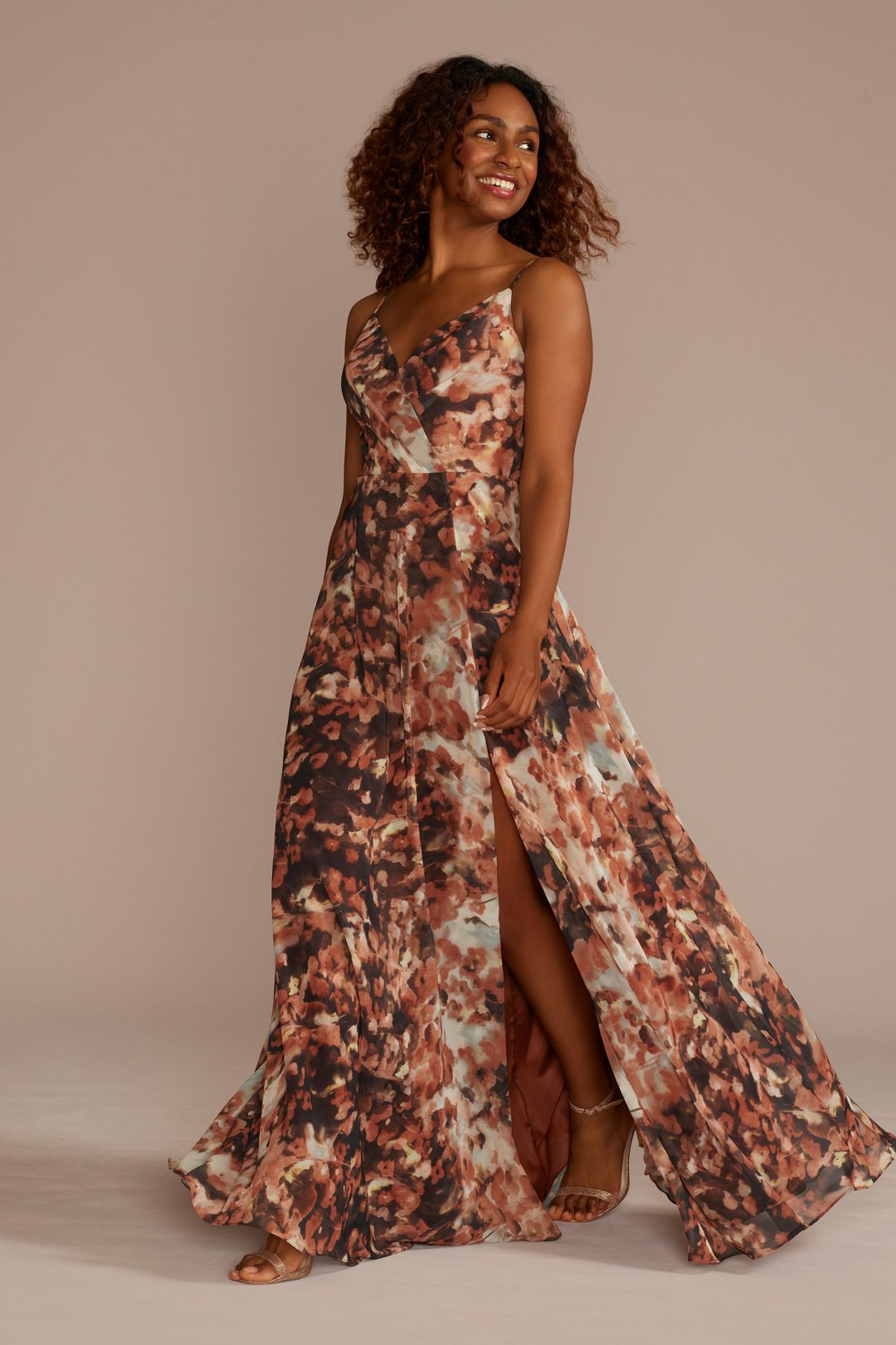 Vestido largo de chifón con estampado floral y escote en V, MULTI, hi-res