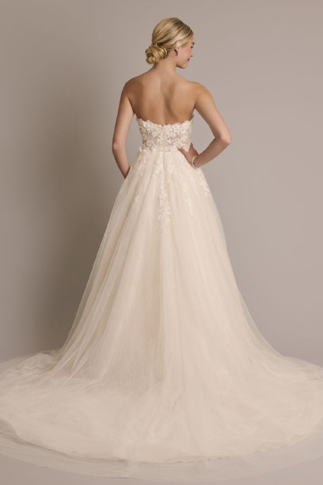 Vestido de novia con aplicaciones de encaje floral, MARFIL/ALMENDRA, hi-res