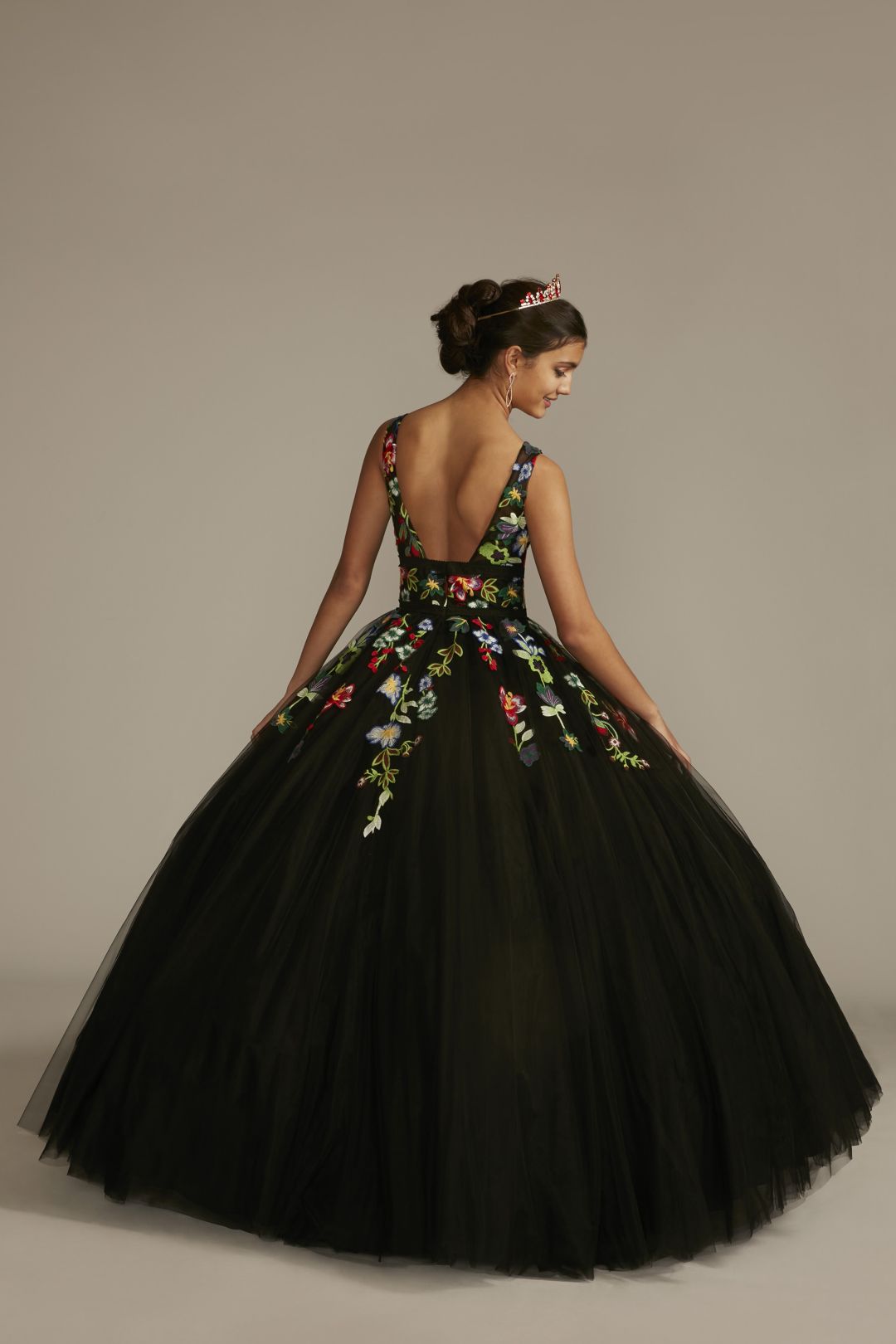 Vestido de quinceañera con bordado floral y escote corazón ilusión, NEGRO/MULTI, hi-res