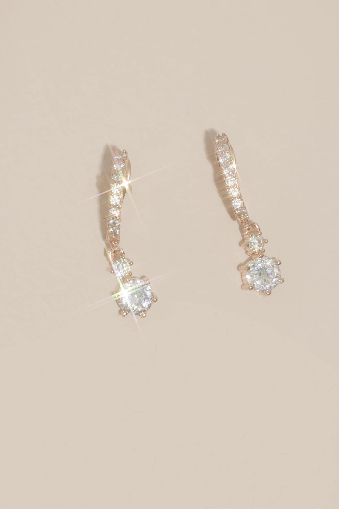 Aretes colgantes con incrustaciones de cristales, ORO ROSA, hi-res