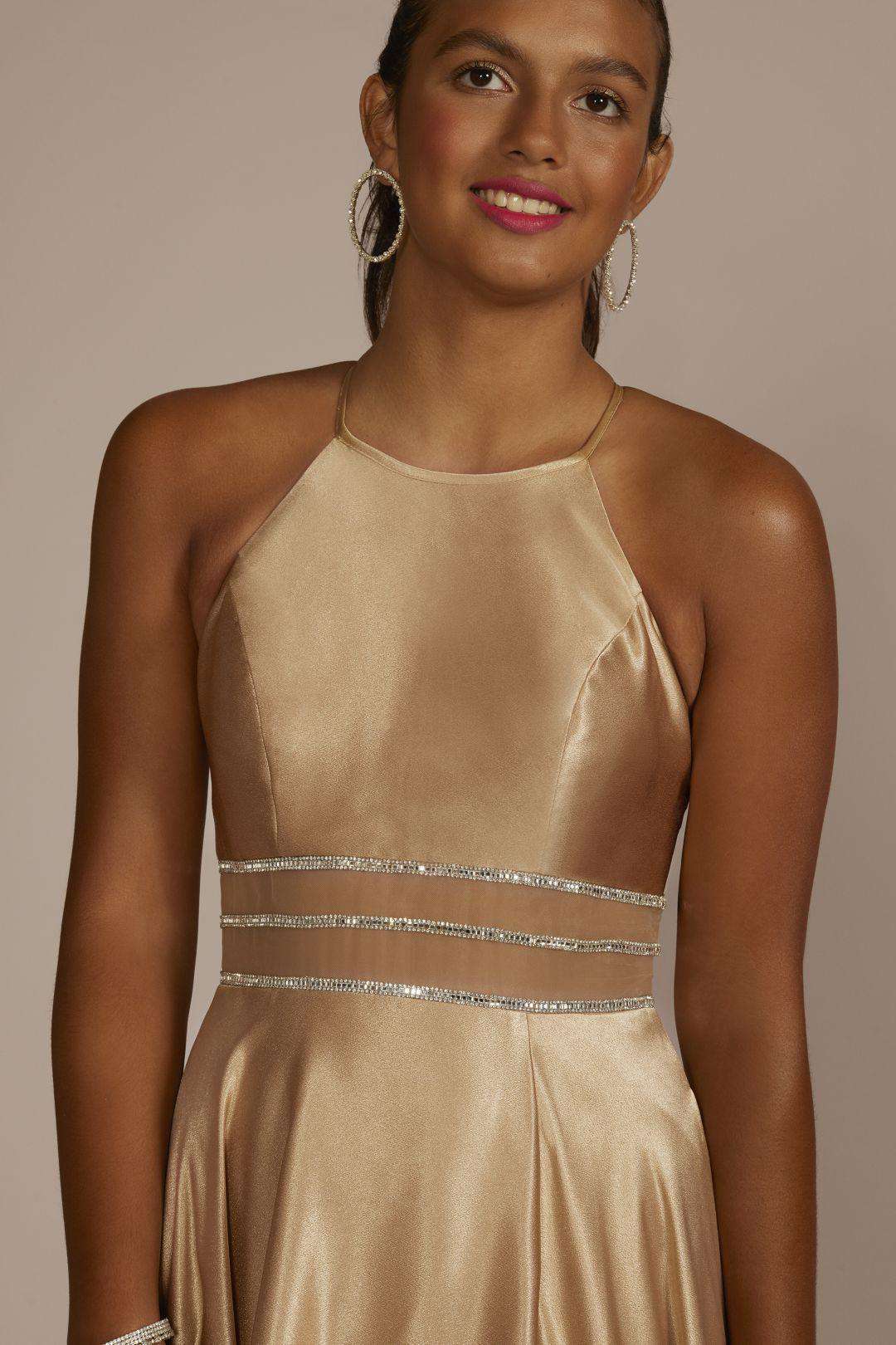 Vestido largo satinado con aplicación de pedrería y transparencia en cintura, DORADO, hi-res