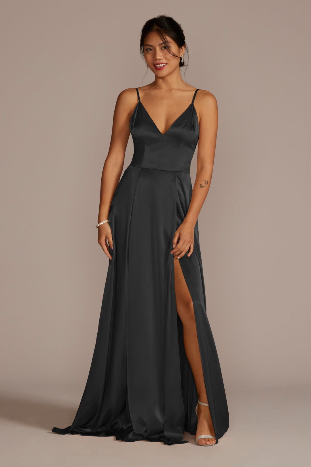 Vestido de dama satinado con abertura en pierna, NEGRO, hi-res