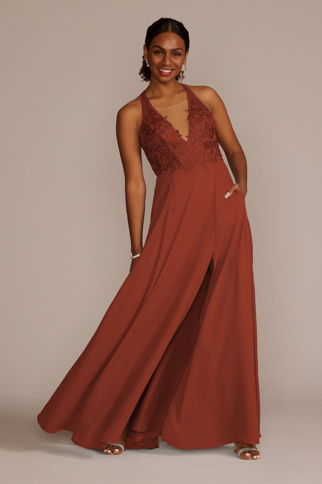Vestido de dama con escote halter y aplicaciones de encaje, CANELA, hi-res