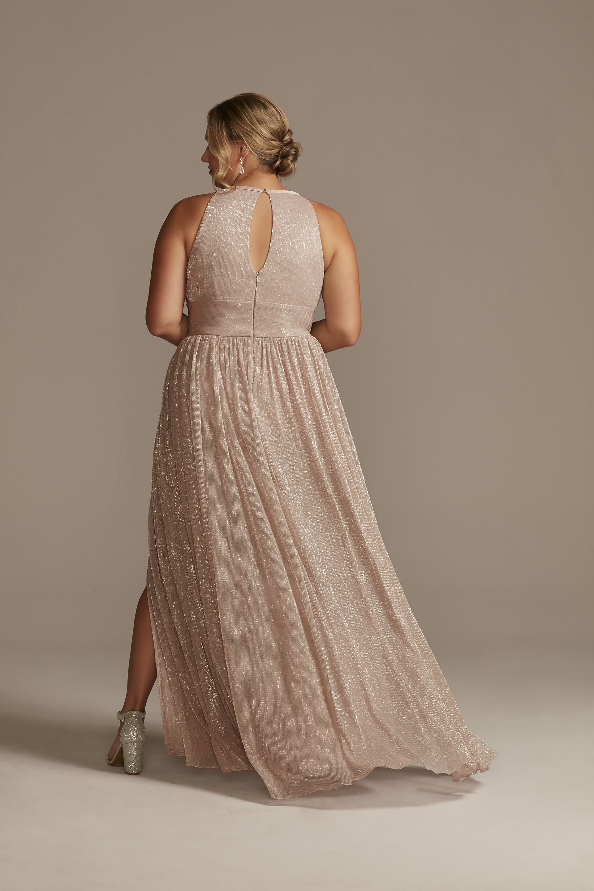 Vestido largo de encaje metalizado con escote halter y abertura en pierna, BLUSH, hi-res