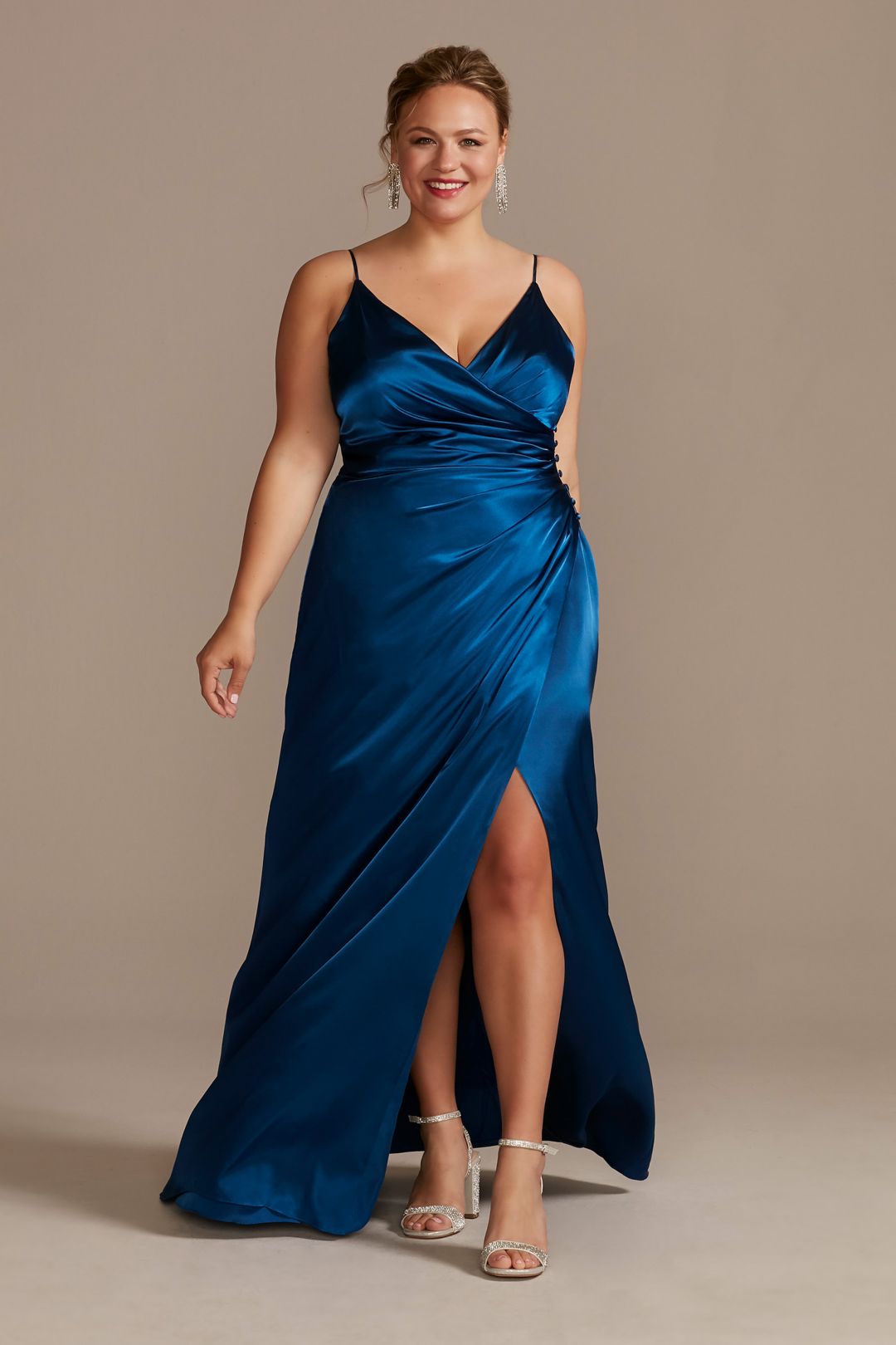 Vestido de dama en satín con abertura en la pierna, VINO, hi-res