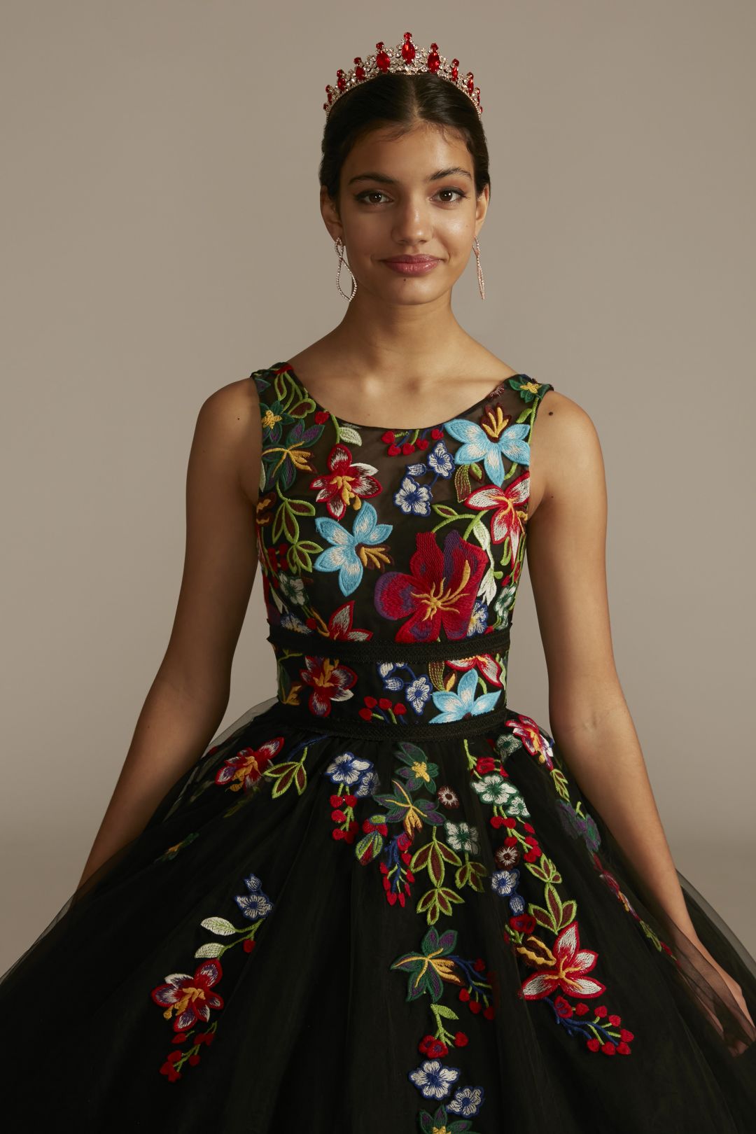 Vestido de quinceañera con bordado floral y escote corazón ilusión, NEGRO/MULTI, hi-res