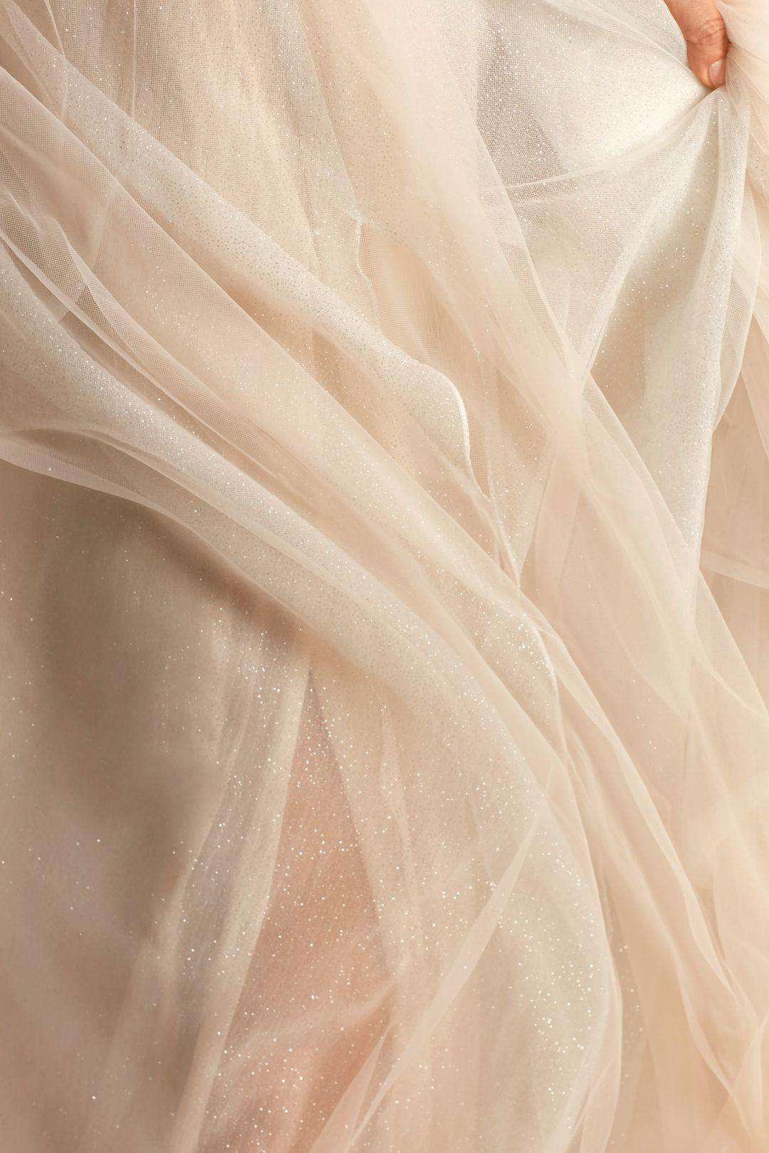 Vestido de novia línea A con transparencias y escote profundo, MARFIL/CASHMERE, hi-res