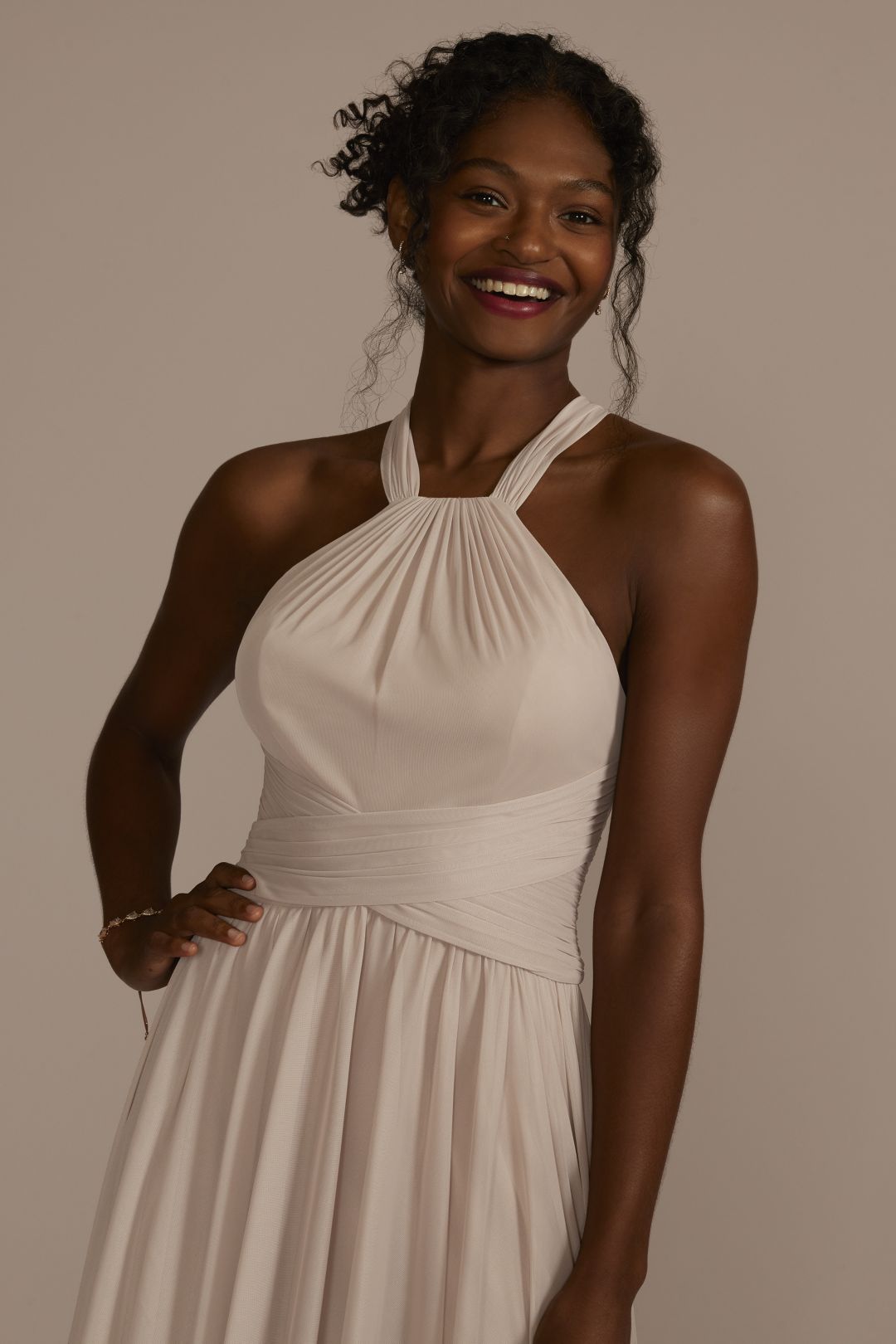Vestido de dama halter con plisado en cintura, AZUL CENIZO, hi-res