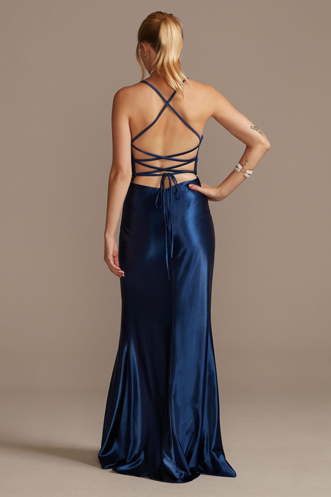 Vestido largo satinado de espalda escotada con tirantes cruzados y abertura en pierna, AZUL REAL, hi-res