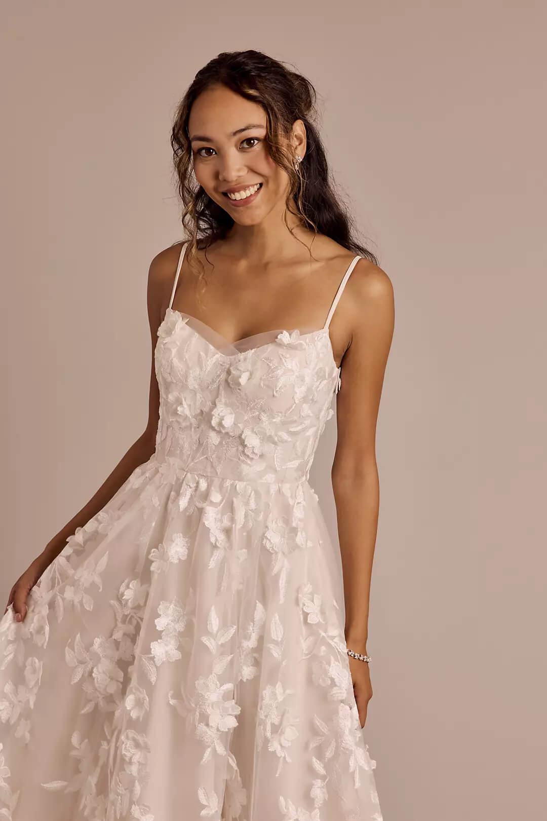Vestido midi de novia con aplicaciones florales, BLANCO SUAVE/ARENA, hi-res