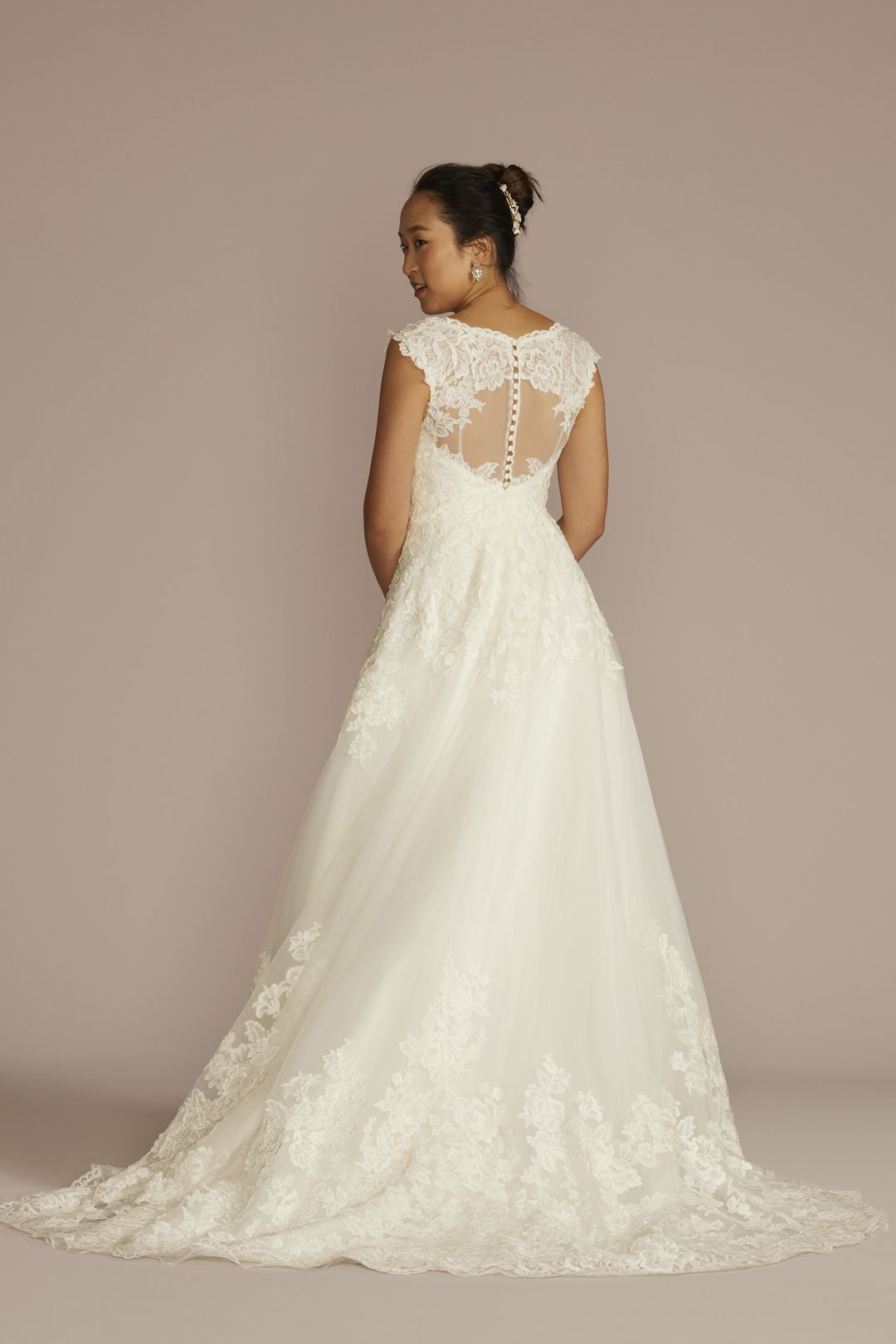 Vestido de novia princesa con espalda ilusion y aplicaciones de encaje