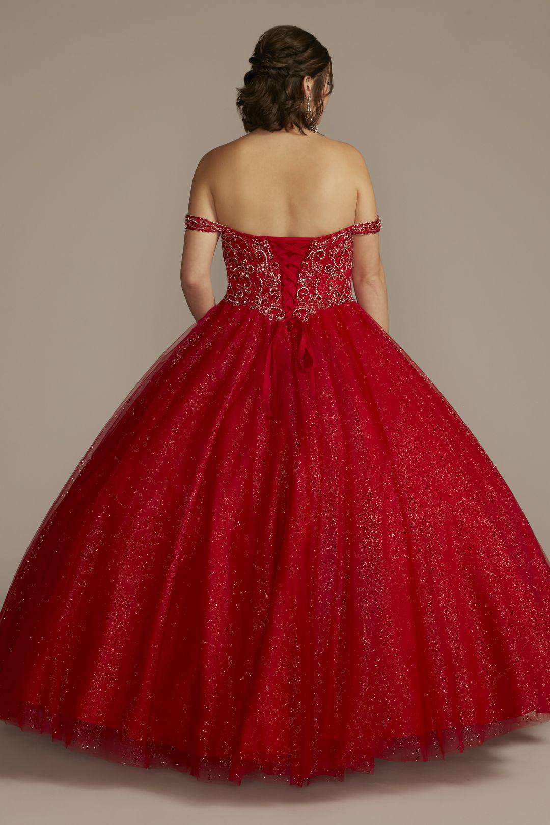 Vestido de quinceañera rojo con mangas al hombro y aplicaciones de pedrería en corset, RUBÍ, hi-res