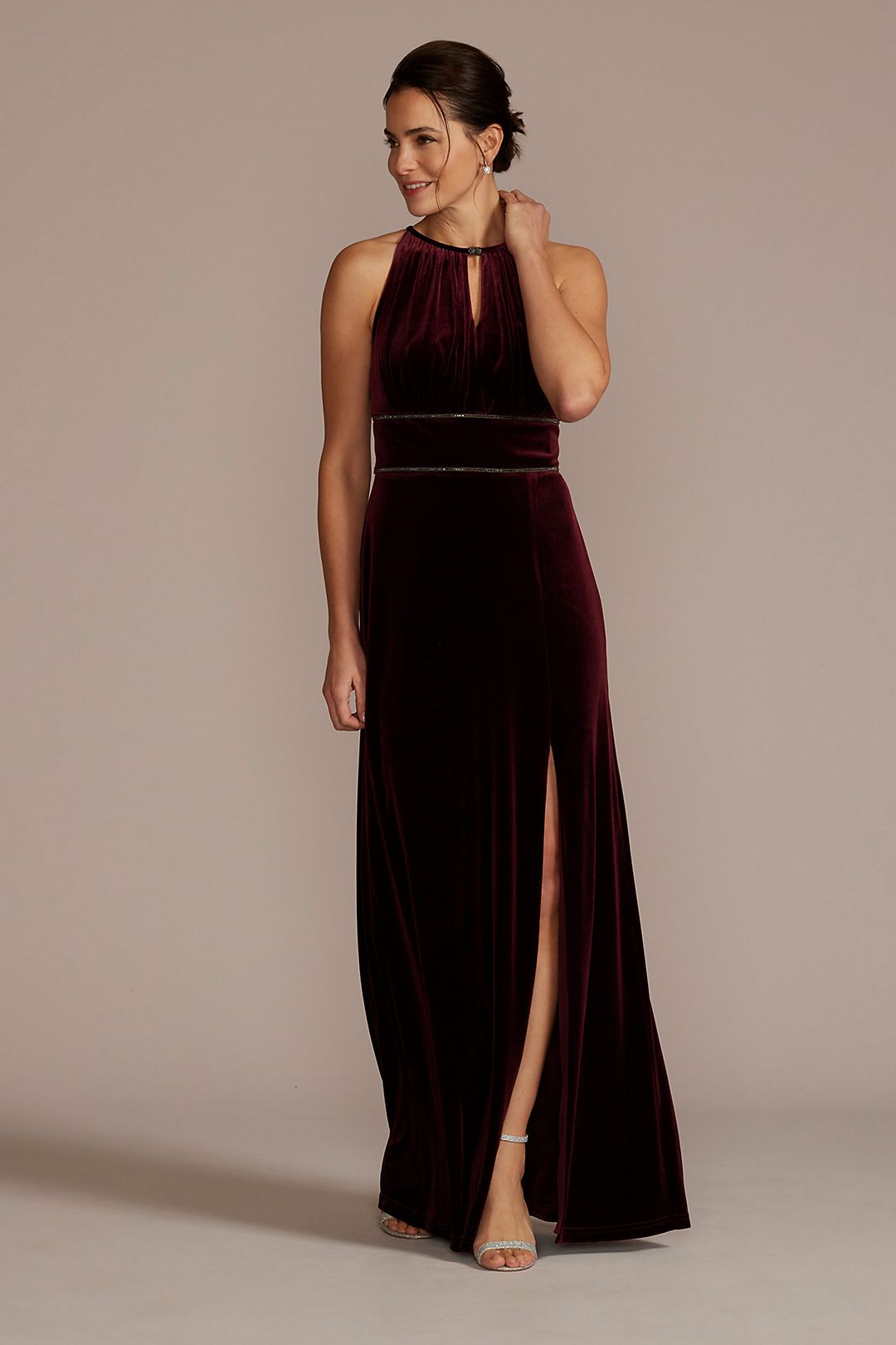 Vestido largo de terciopelo con escote halter y abertura en la pierna, VINO, hi-res