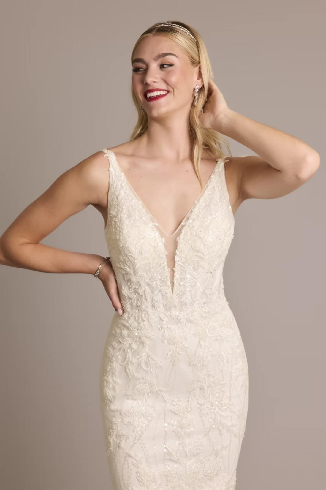Vestido de novia con escote pronunciado y aplicaciones, MARFIL SOLIDO, hi-res
