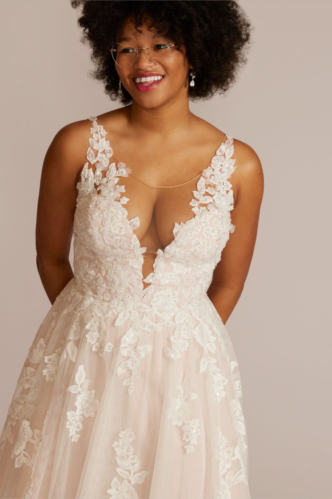 Vestido de novia línea A con escote profundo y aplicaciones florales, MARFIL/CASHMERE, hi-res