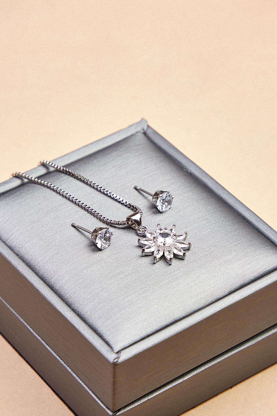 Set de aretes y collar con cristales, PLATA, hi-res