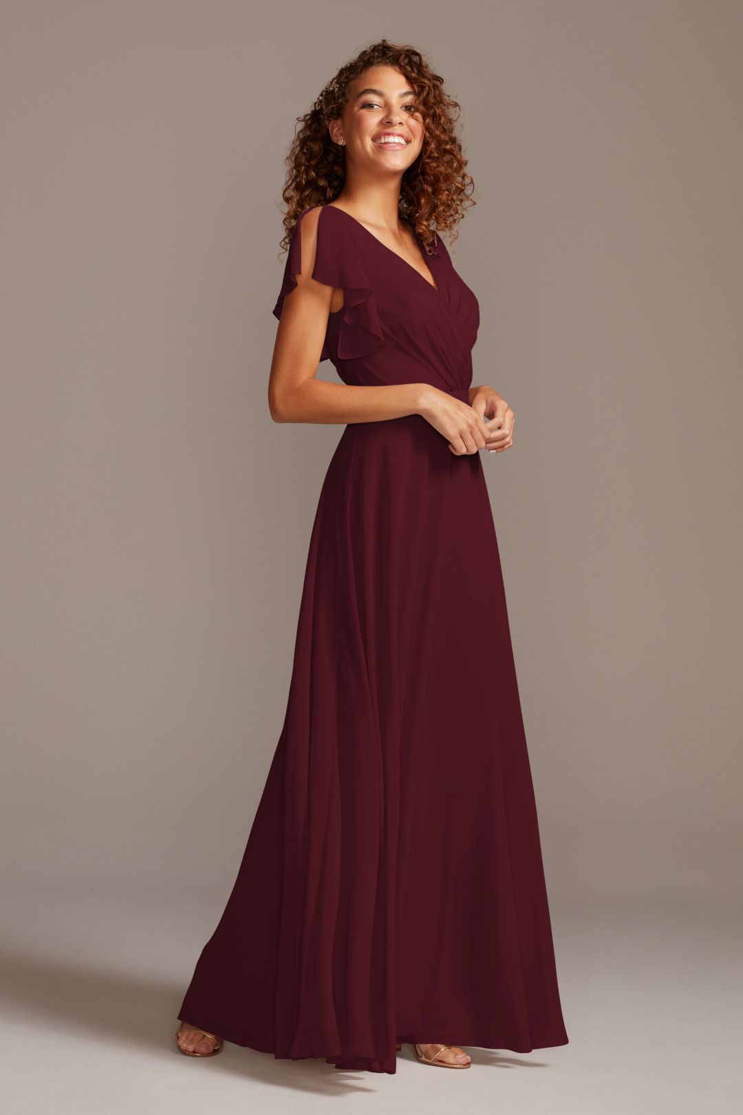 Vestido de dama con holanes en manga y plisado en escote, VINO, hi-res