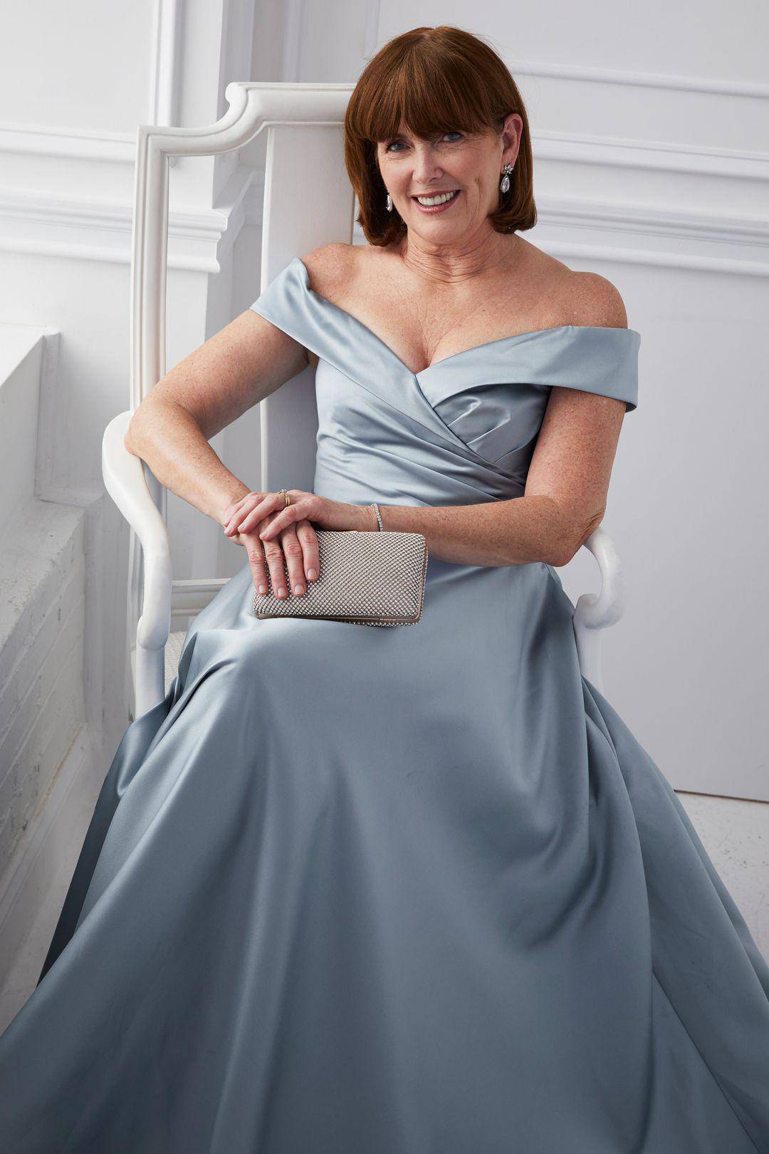 Vestido largo satinado con plisado en cintura y hombros caídos, AZUL CENIZO, hi-res