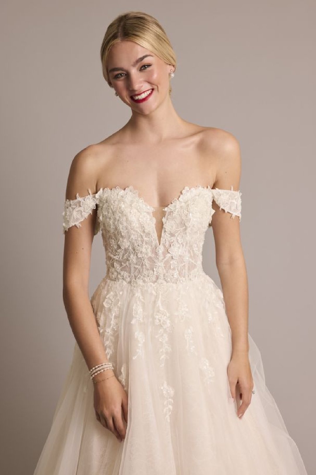 Vestido de novia con aplicaciones de encaje floral, MARFIL/ALMENDRA, hi-res