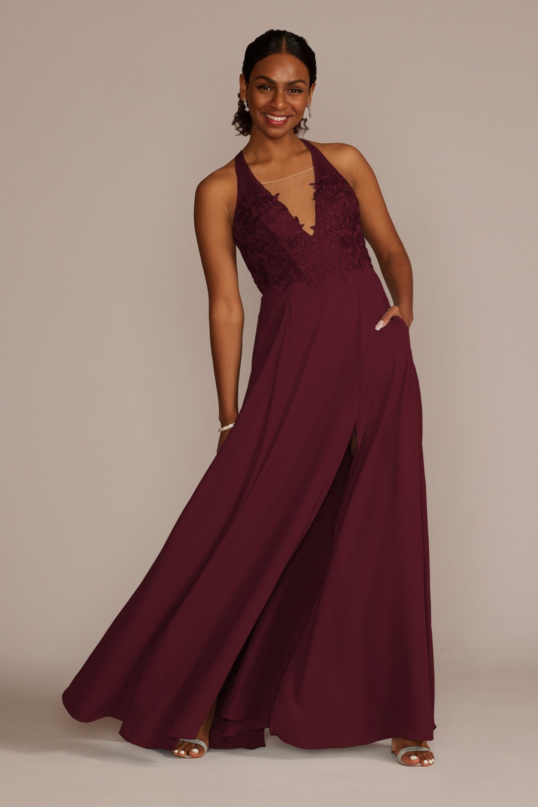 Vestido de dama con escote halter y aplicaciones de encaje, VINO, hi-res