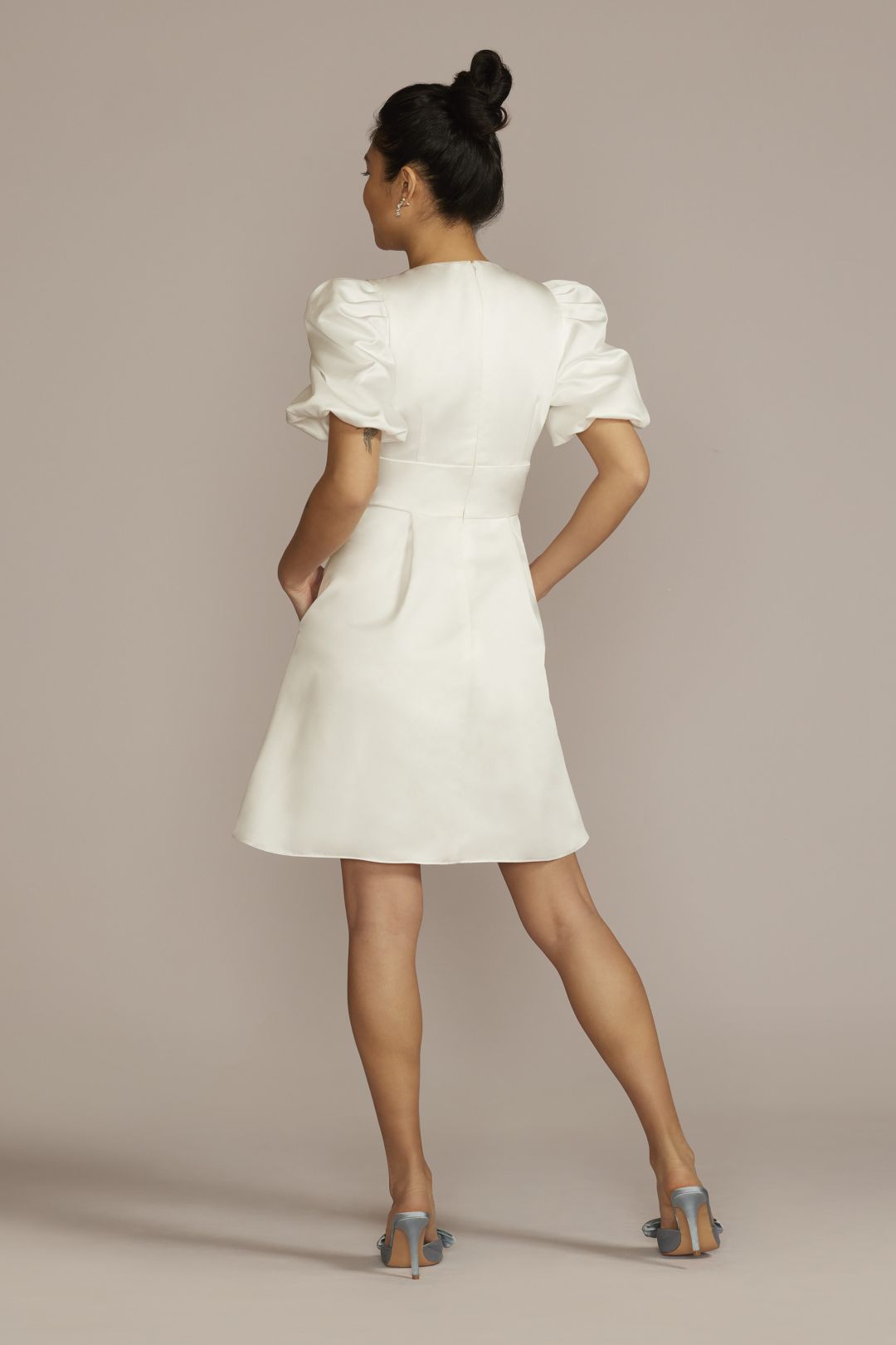 Vestido de novia corto de satín con mangas abullonadas, BLANCO SUAVE, hi-res