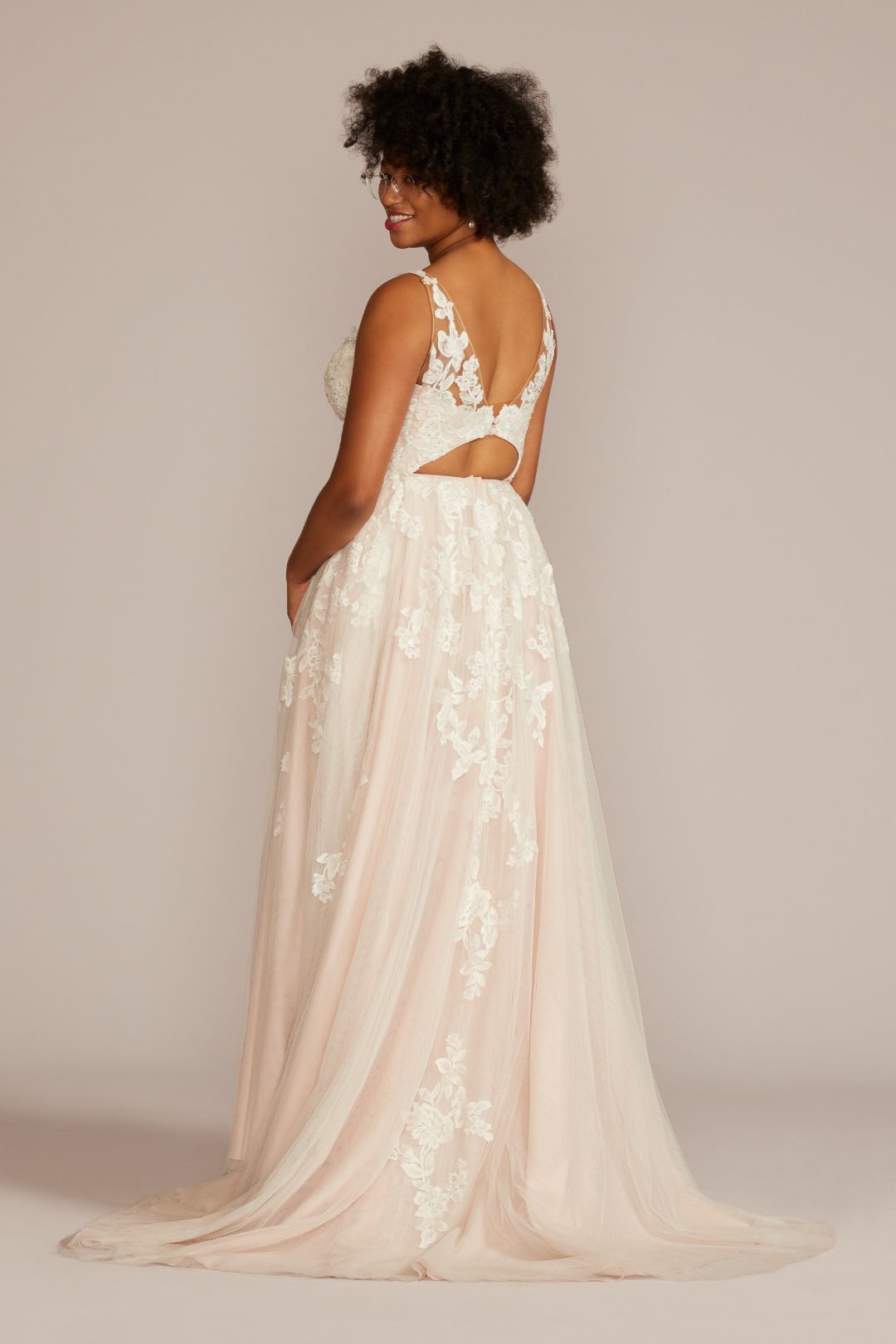 Vestido de novia línea A con escote profundo y aplicaciones florales, MARFIL/CASHMERE, hi-res