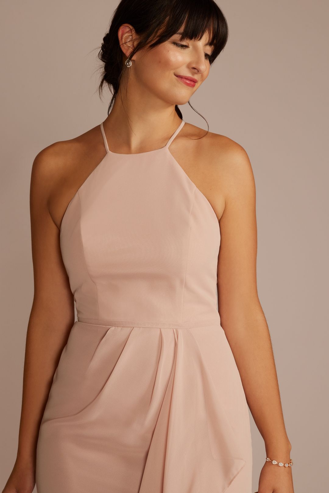 Vestido de dama con escote halter con tirantes y falda tipo cascada, CHIANTI, hi-res