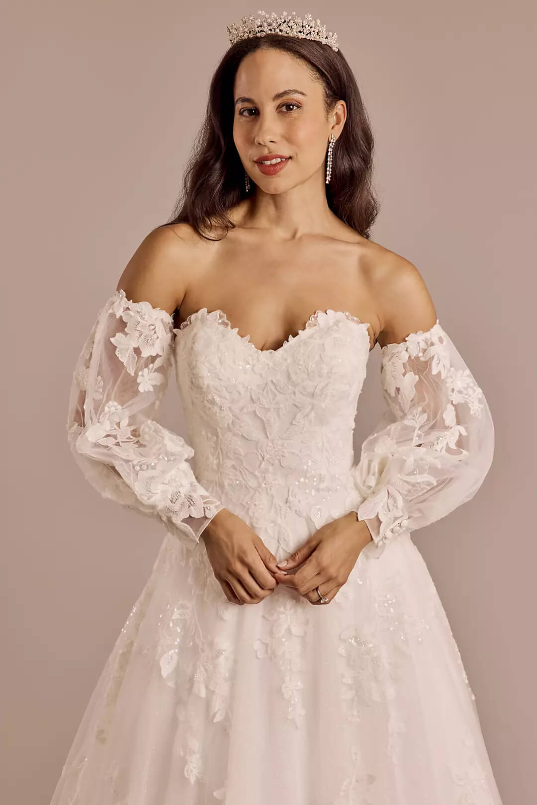 Vestido de novia con aplicaciones de encaje y mangas abullonadas, BLANCO SUAVE, hi-res