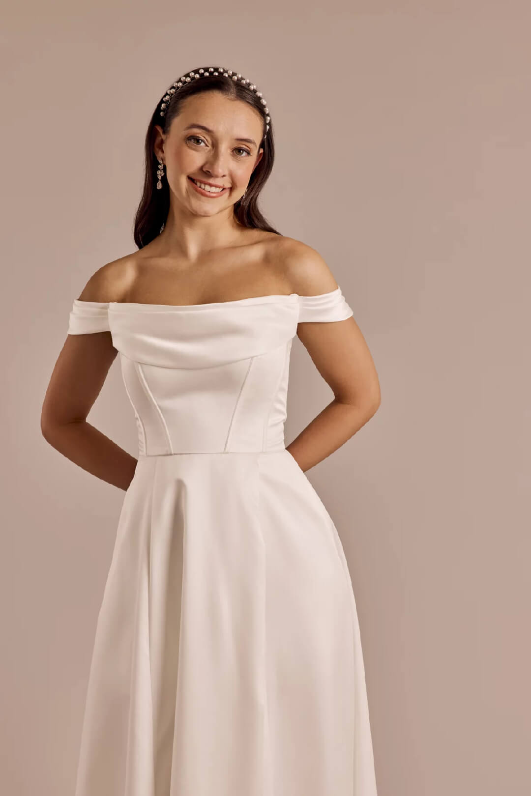 Vestido de novia de satín con hombros descubiertos, BLANCO SUAVE, hi-res