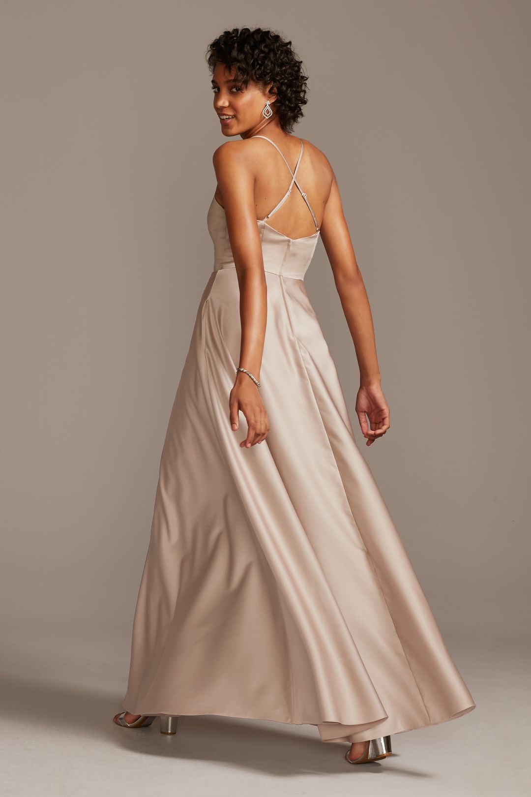 Vestido de dama satinado con tirantes cruzados en espalda, VINO, hi-res