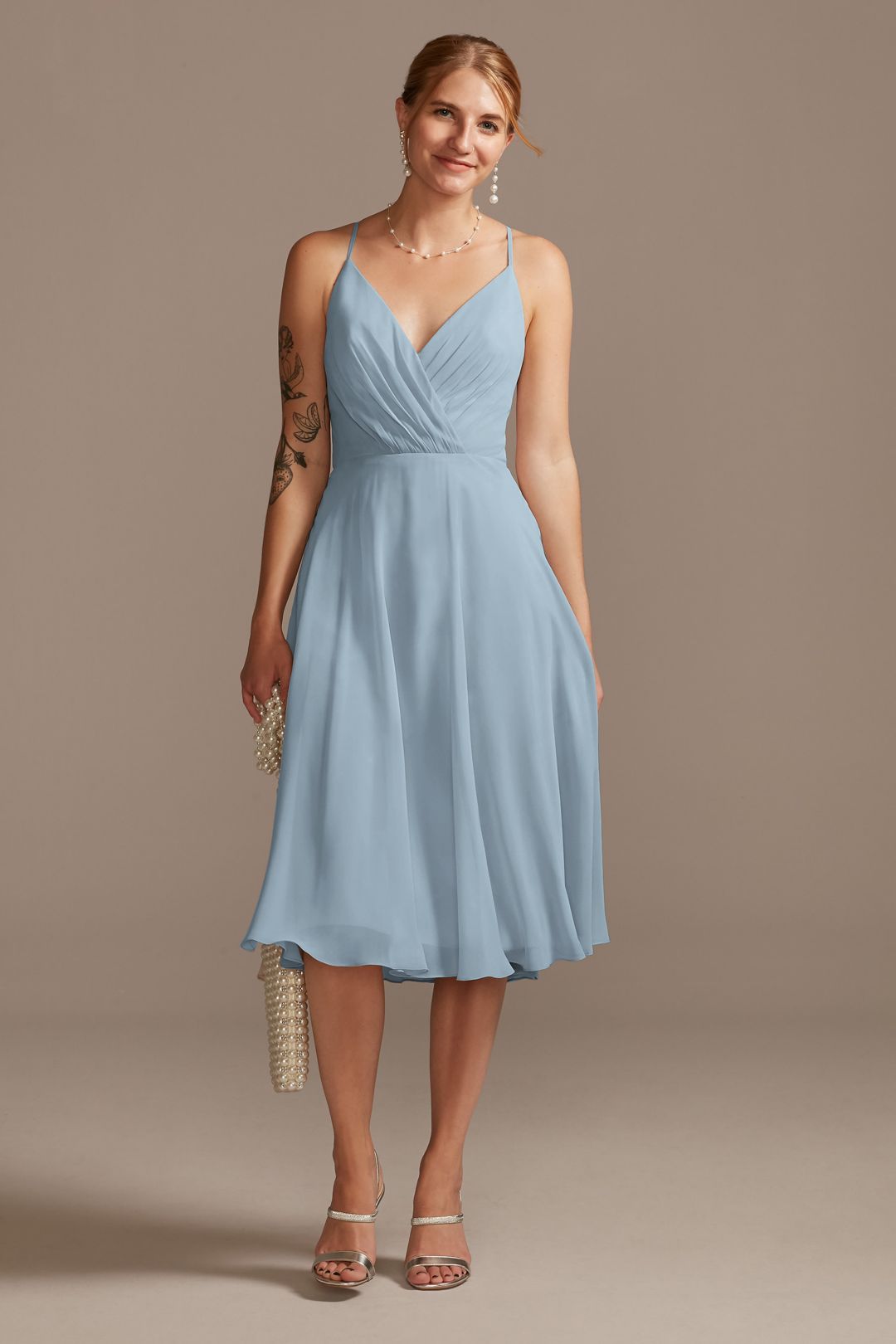 Vestido de dama corto con escote en V y tirantes cruzados en espalda, AZUL CENIZO, hi-res