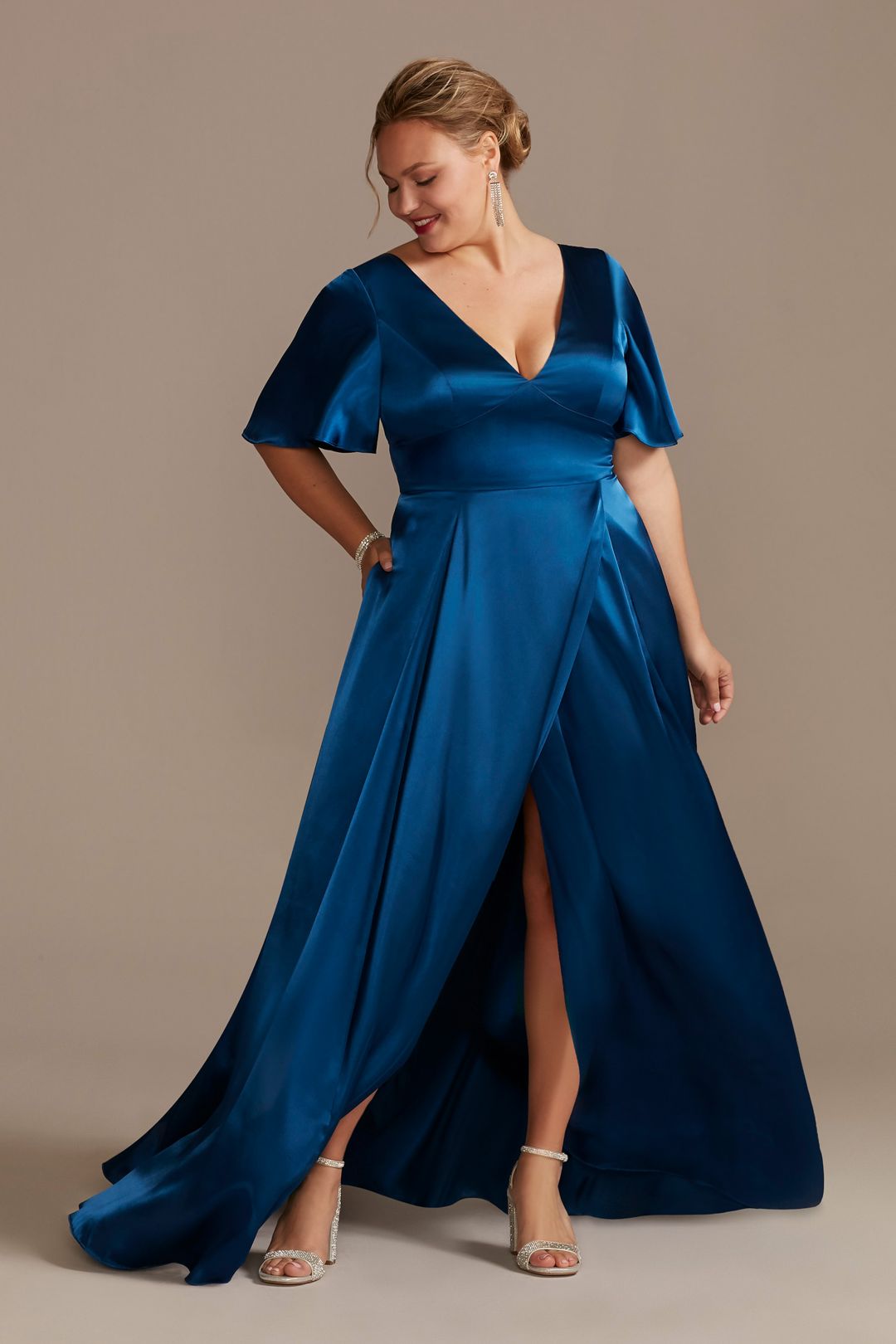 Vestido de dama con mangas cortas y escote en espalda, VINO, hi-res