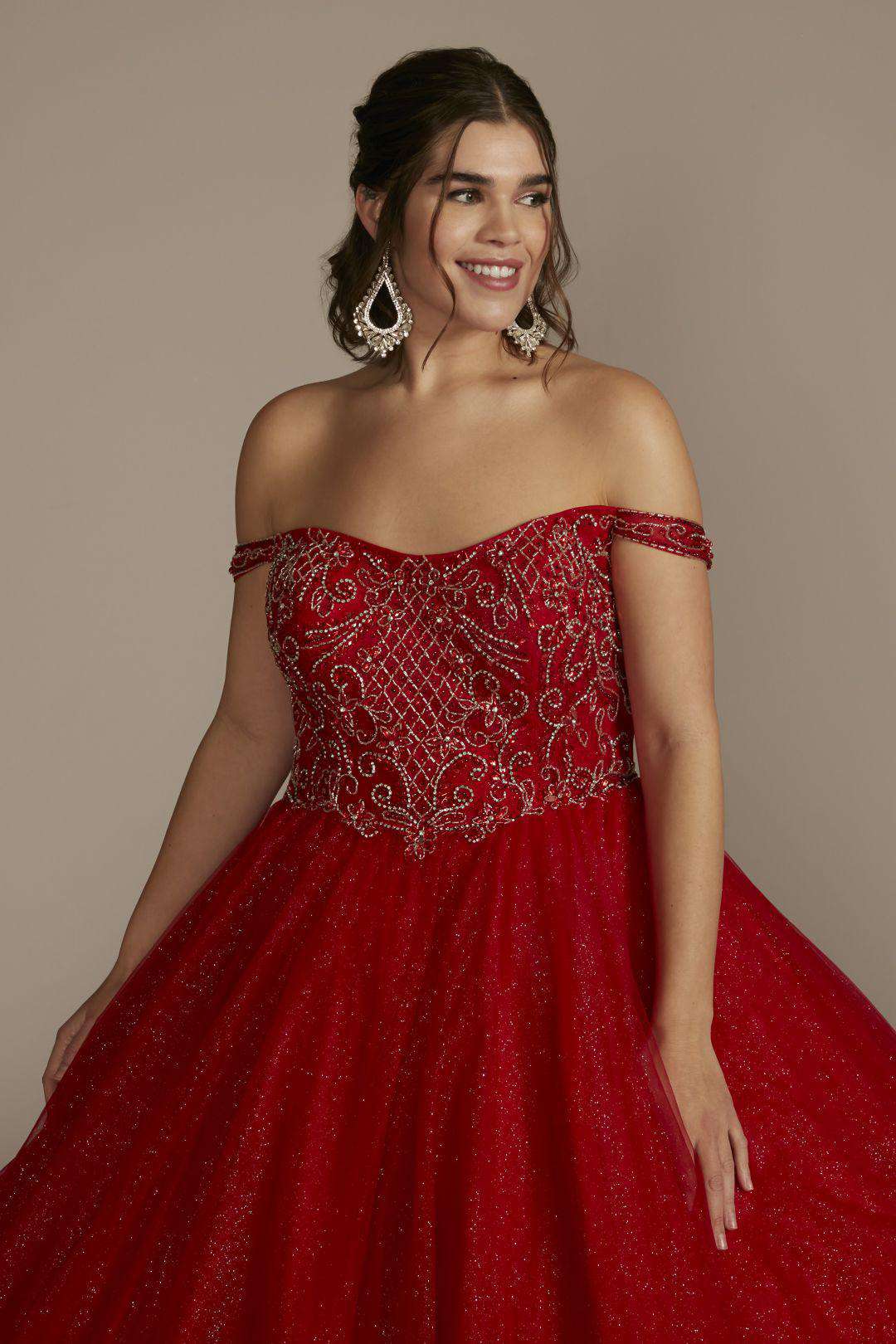 Vestido de quinceañera rojo con mangas al hombro y aplicaciones de pedrería en corset, RUBÍ, hi-res