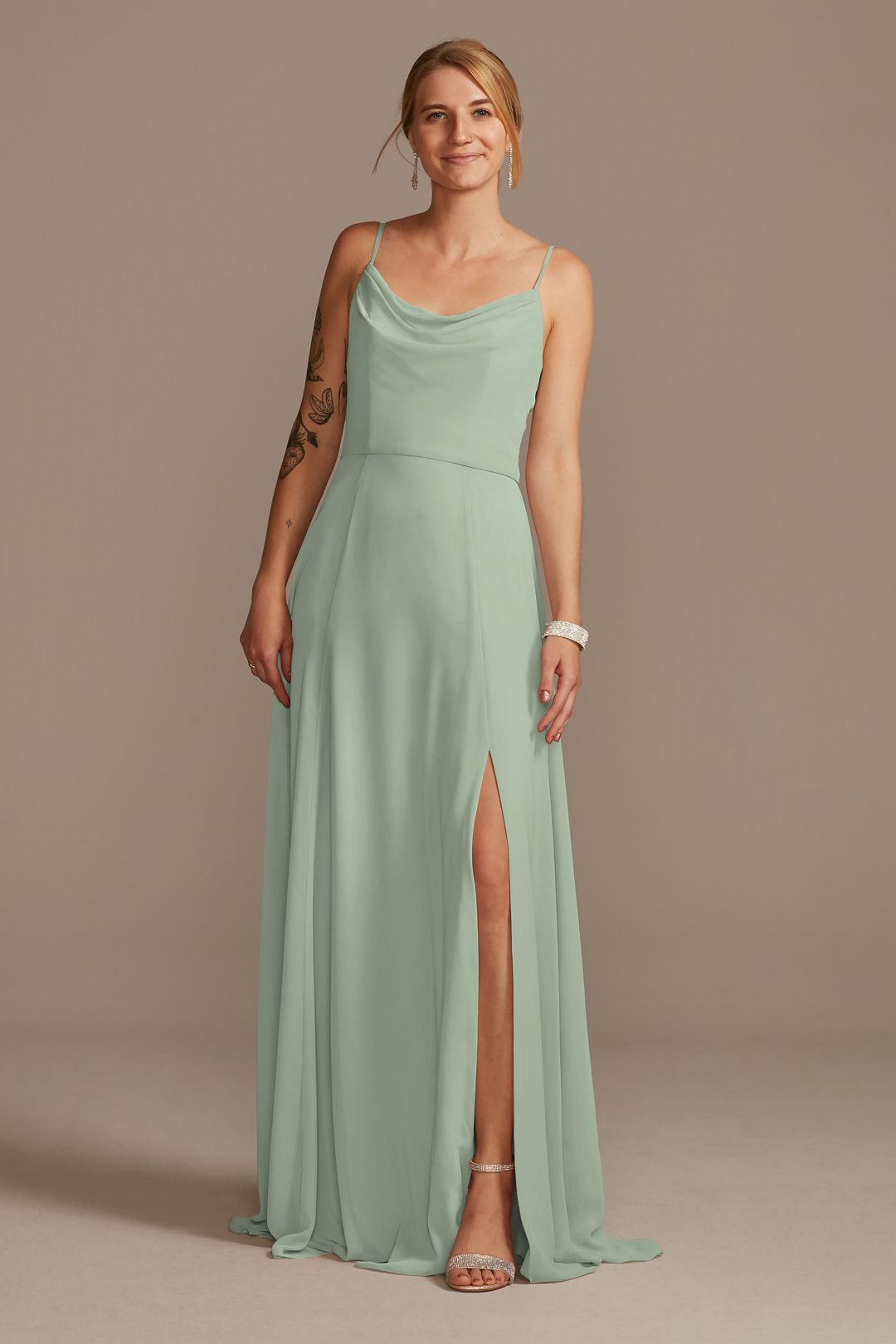 Vestido de dama con escote tipo columpio y abertura en pierna, VERDE CENIZO, hi-res