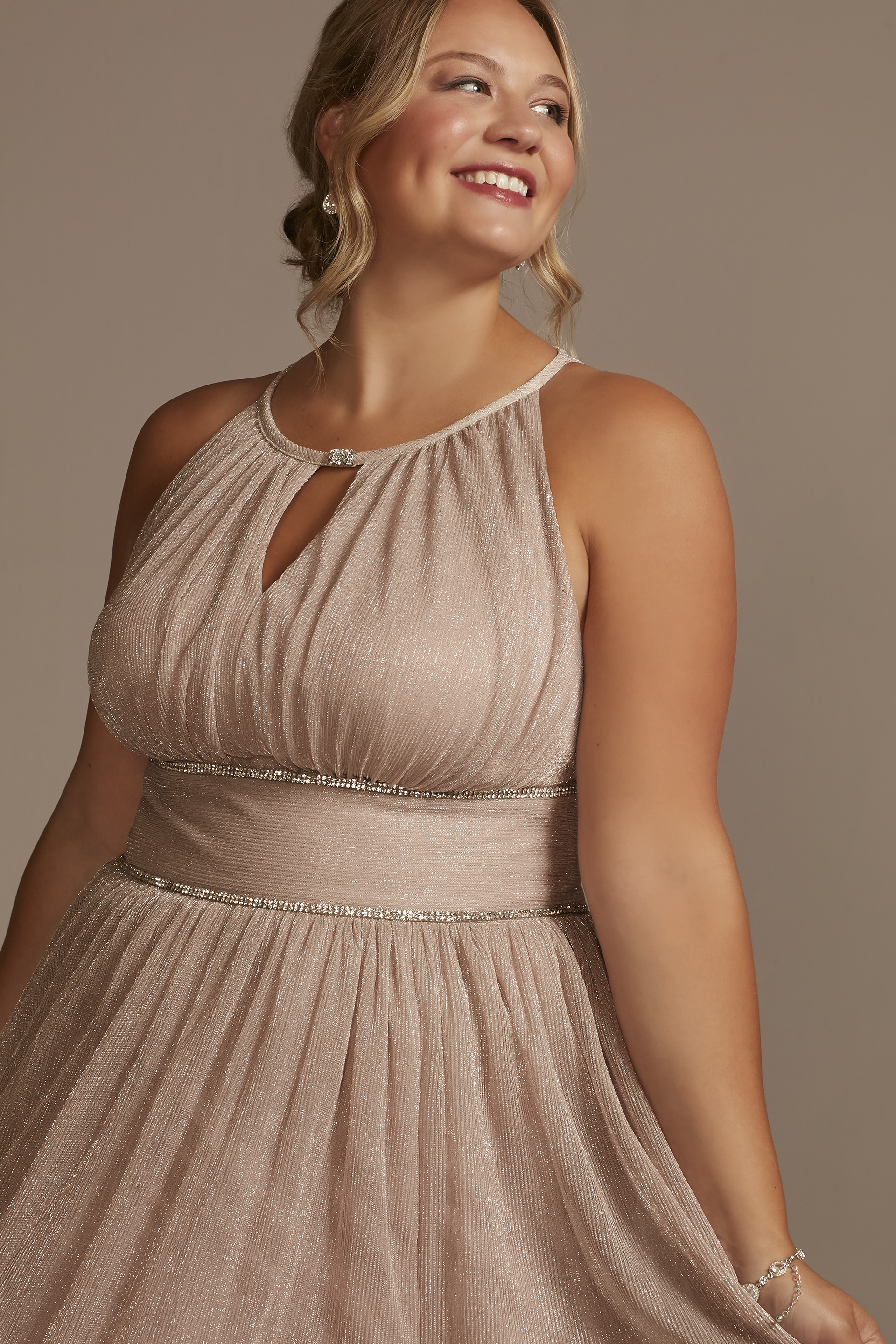 Vestido largo de encaje metalizado con escote halter y abertura en pierna, BLUSH, hi-res