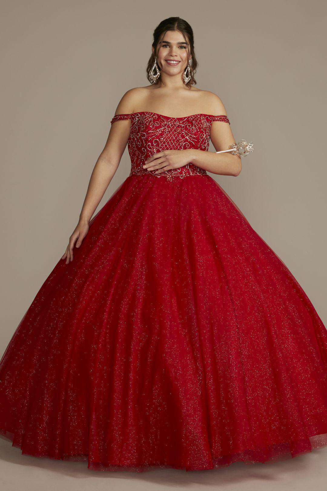 Vestido de quinceañera rojo con mangas al hombro y aplicaciones de pedrería en corset, RUBÍ, hi-res