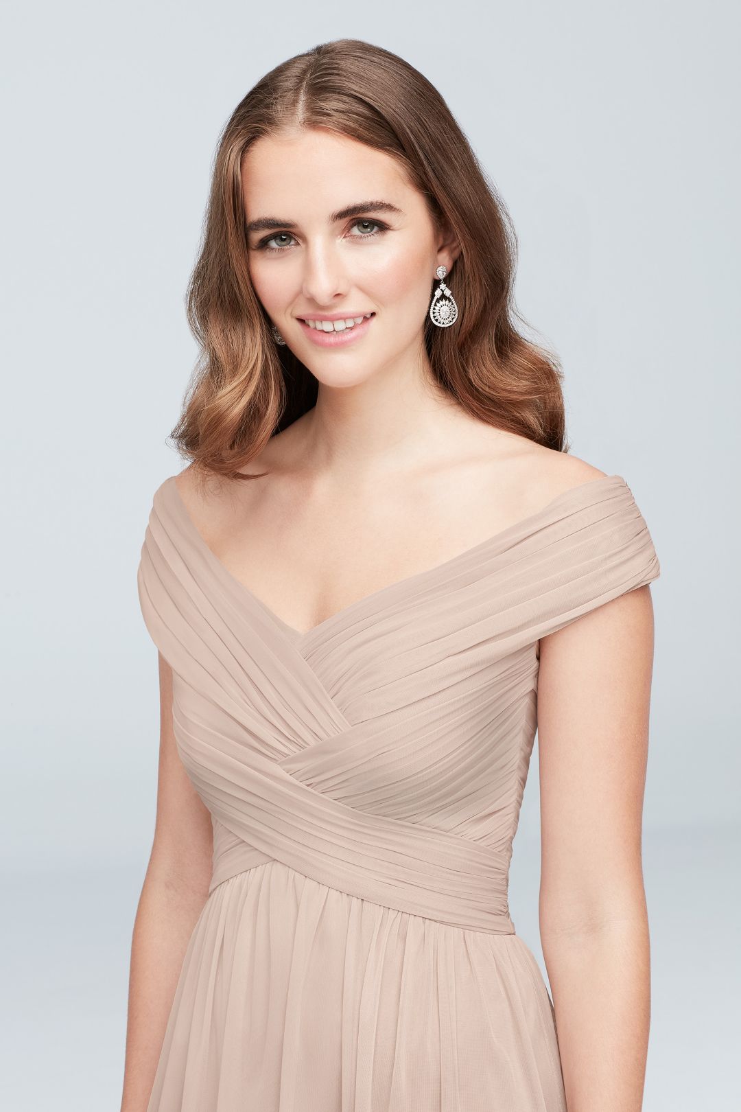 Vestido de dama con mangas al hombro y plisado en cintura, CIRUELA, hi-res